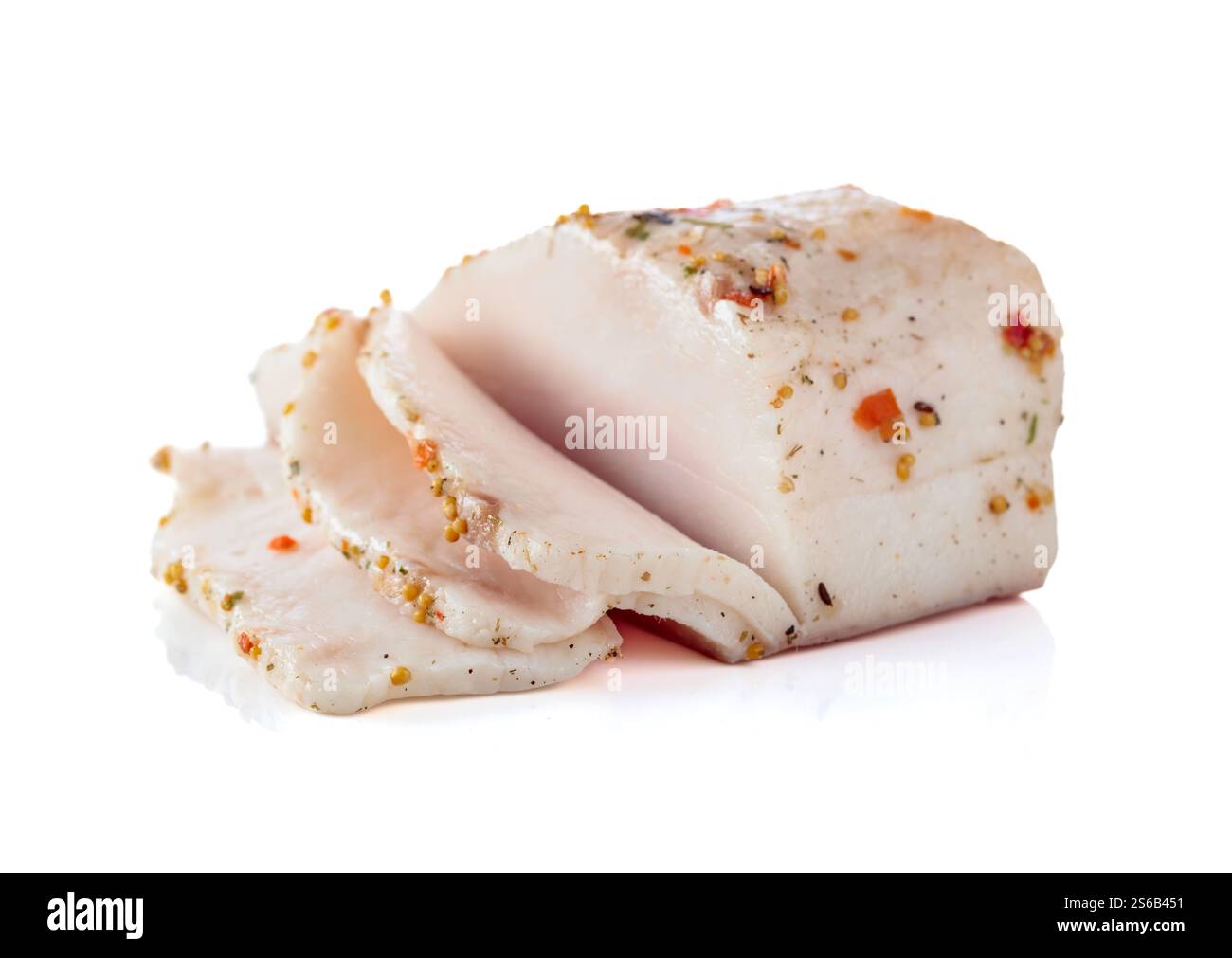 Gesalzenes Schmalz mit Gewürzen auf weißem Hintergrund. Stockfoto