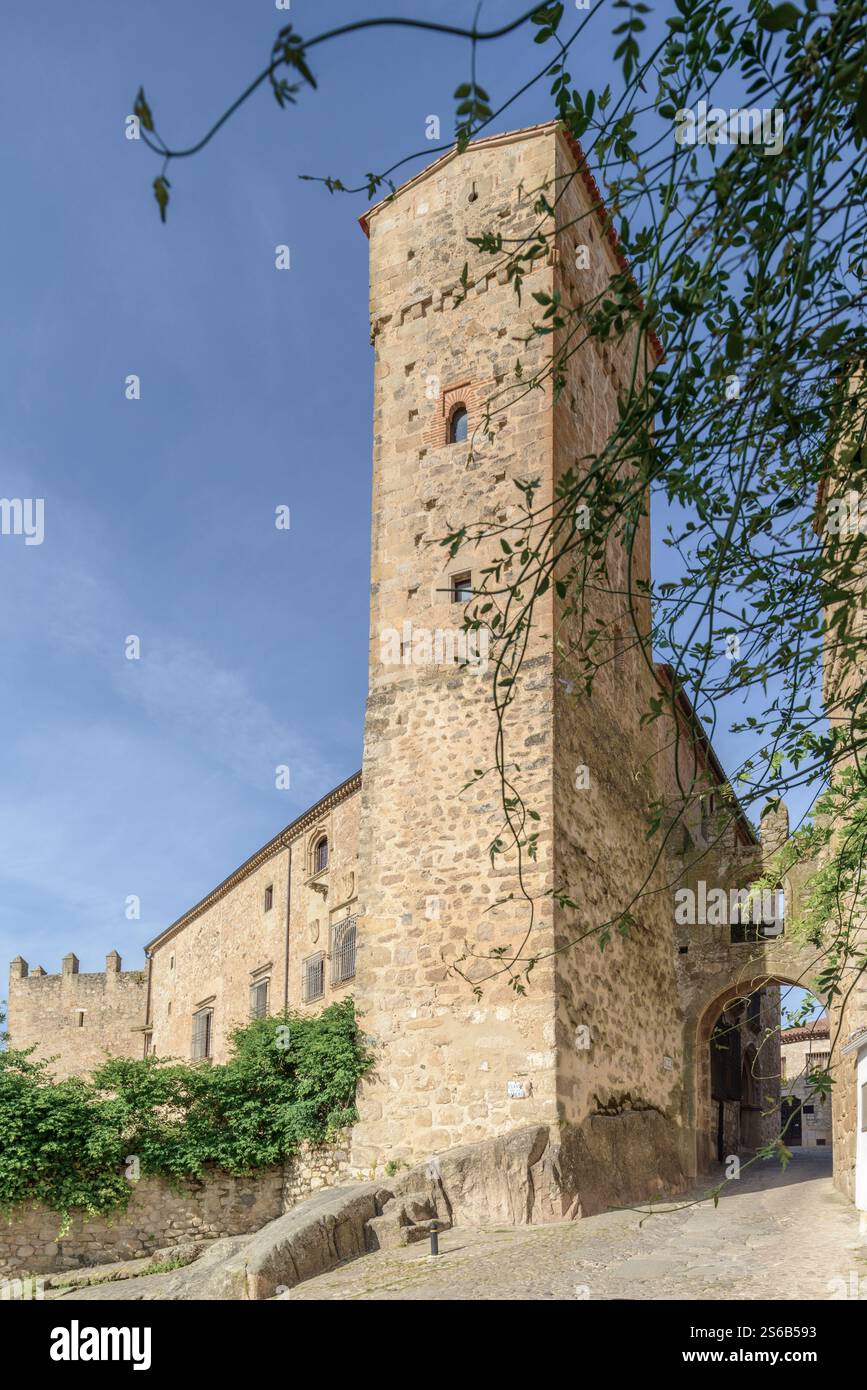 Der Ballesteros-Turm am Santiago-Tor in Trujillo ist eine Gemeinde in der Provinz Cáceres in der autonomen Gemeinde Extremadura. Stockfoto