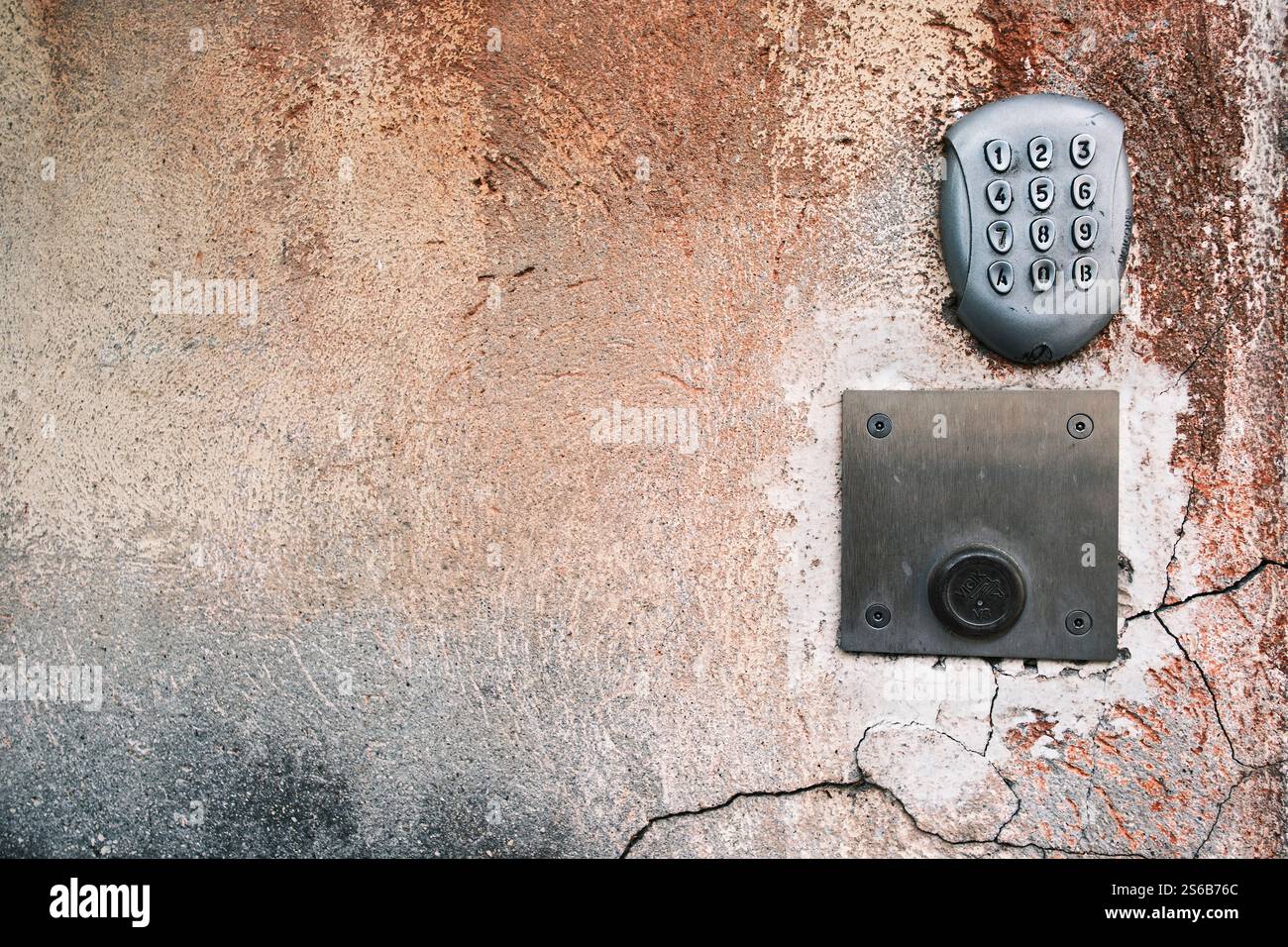 Numerisches Tastenfeld für den Eingang aus Metall an strukturierter Wand Stockfoto