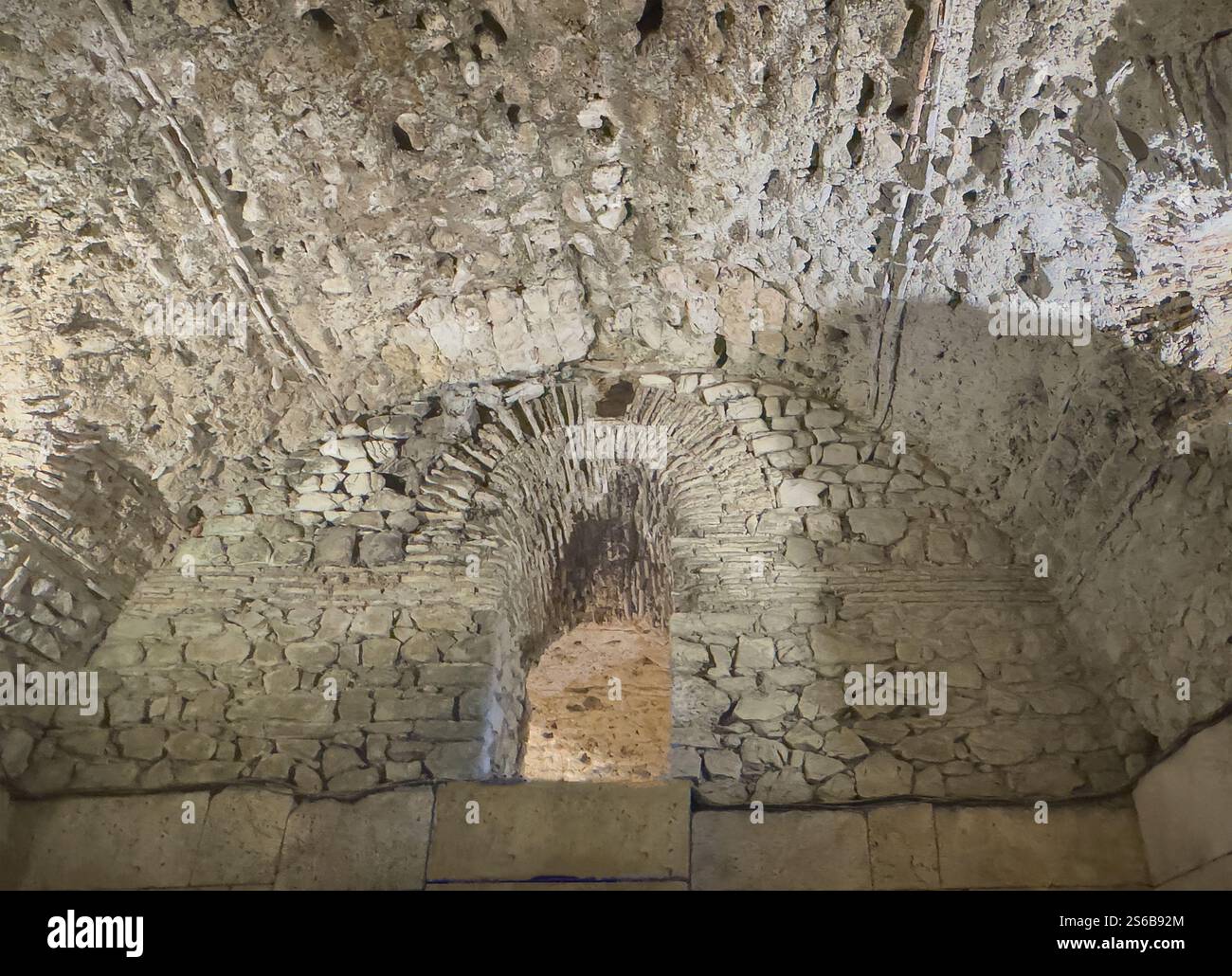 Split, Kroatien - 1. Juli 2024: Historische diokletische Keller und Palast. Öffnen Sie die Verbindungsnische in der Wand voller Risse und Löcher. Gebogene Decke vorne Stockfoto