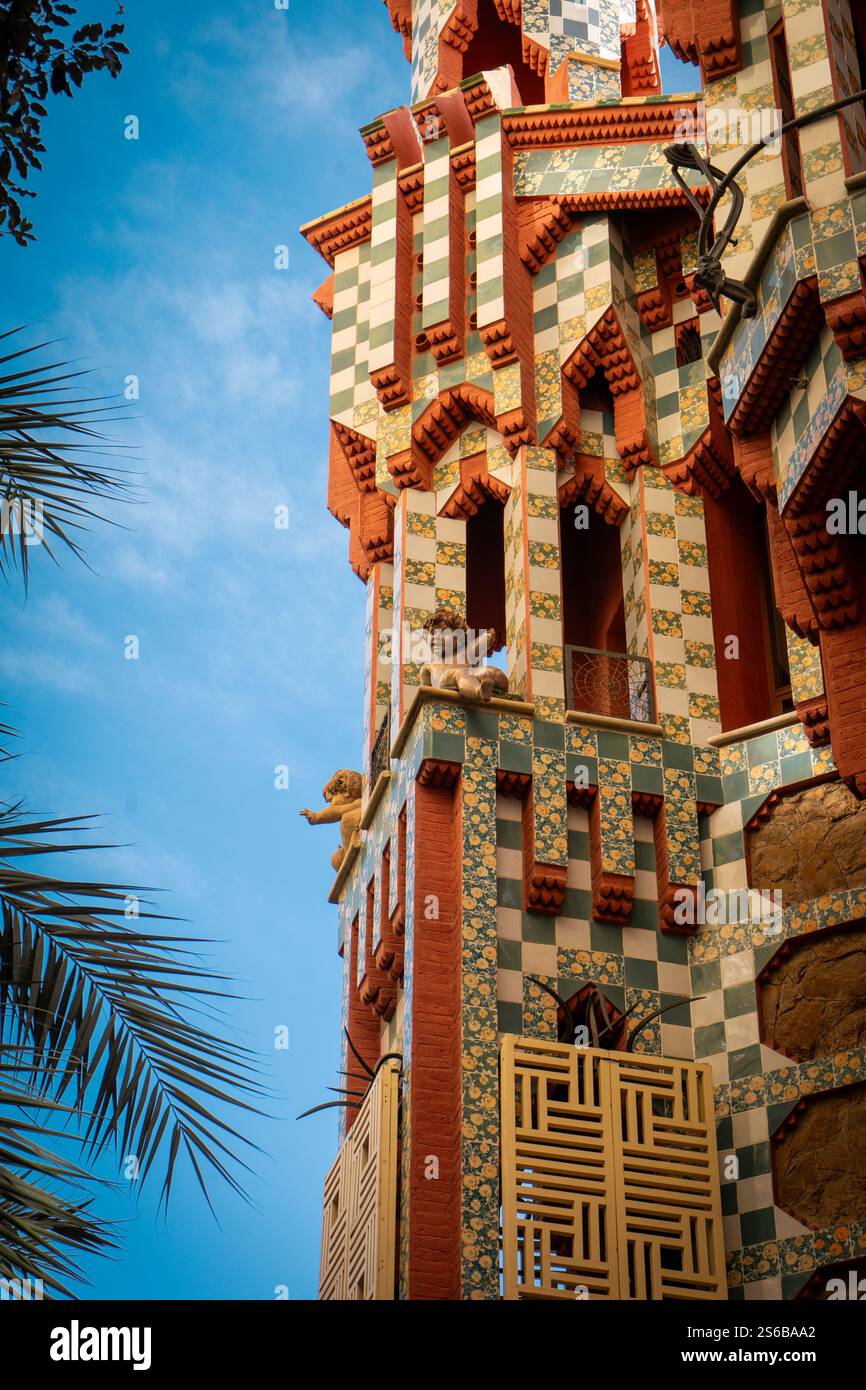 Eine Engelskulptur, die das Äußere der Casa Vincens schmückt, veranschaulicht Gaudí frühe Integration von religiösem Symbolismus und organischen Formen. Stockfoto