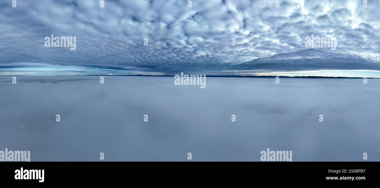 Zwischen hohen Wolken und dickem Nebel im pazifischen Nordwesten befindet sich eine Schicht klaren Himmels. Das lokale Klima führt oft zur Bildung von dichtem Nebel. Stockfoto