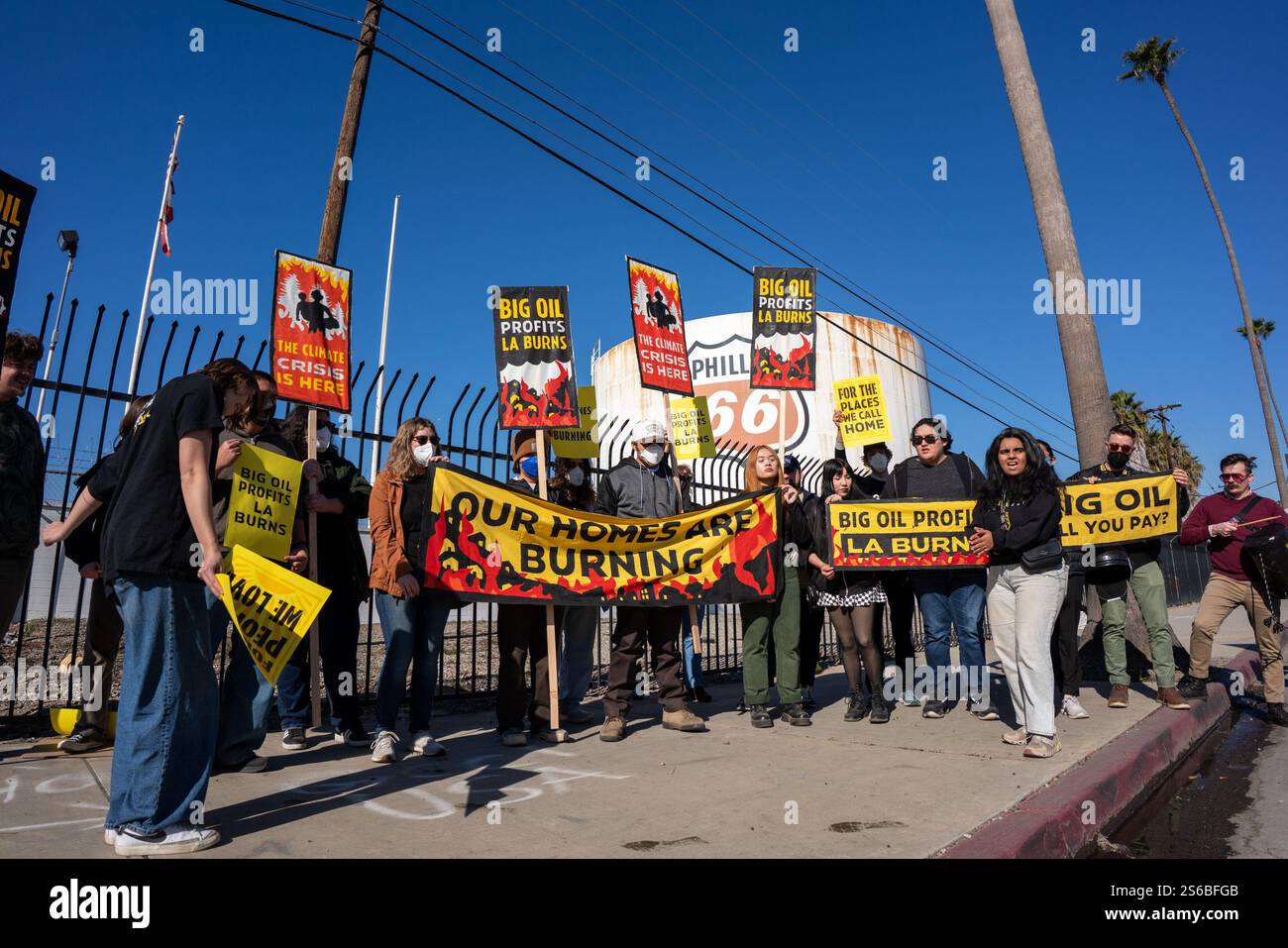 Los Angeles, Kalifornien, USA. Januar 2025. Mitglieder des LA-Kapitels der Sunrise Movement, einer Klimarechtsgruppe, die sich gegen fossile Brennstoffe einsetzte, besetzten am 16. Januar 2025 die Büros der Cal OSHA Star Site der Phillips 66 Raffinerie in Los Angeles, Kalifornien. Aktivisten sagen, dass großes Öl einen katastrophalen Klimawandel verursacht, der die Risiken von Naturkatastrophen wie Bränden erhöht und dass sie zur Verantwortung gezogen werden sollten. (Credit Image: © Jake Lee Green/ZUMA Press Wire) NUR REDAKTIONELLE VERWENDUNG! Nicht für kommerzielle ZWECKE! Stockfoto