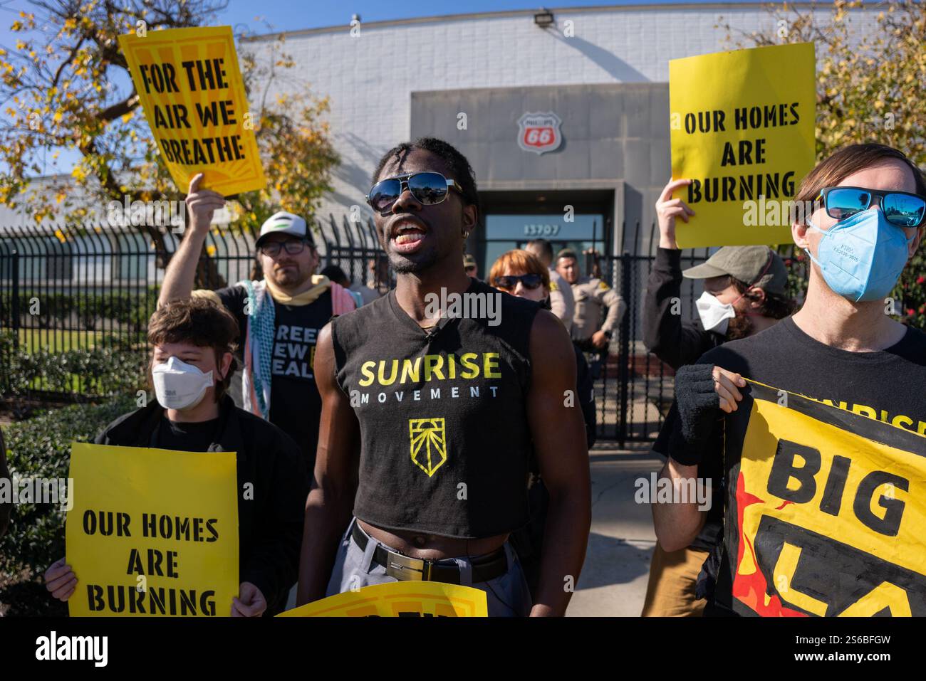 Los Angeles, Kalifornien, USA. Januar 2025. Mitglieder des LA-Kapitels der Sunrise Movement, einer Klimarechtsgruppe, die sich gegen fossile Brennstoffe einsetzte, besetzten am 16. Januar 2025 die Büros der Cal OSHA Star Site der Phillips 66 Raffinerie in Los Angeles, Kalifornien. Aktivisten sagen, dass großes Öl einen katastrophalen Klimawandel verursacht, der die Risiken von Naturkatastrophen wie Bränden erhöht und dass sie zur Verantwortung gezogen werden sollten. (Credit Image: © Jake Lee Green/ZUMA Press Wire) NUR REDAKTIONELLE VERWENDUNG! Nicht für kommerzielle ZWECKE! Stockfoto