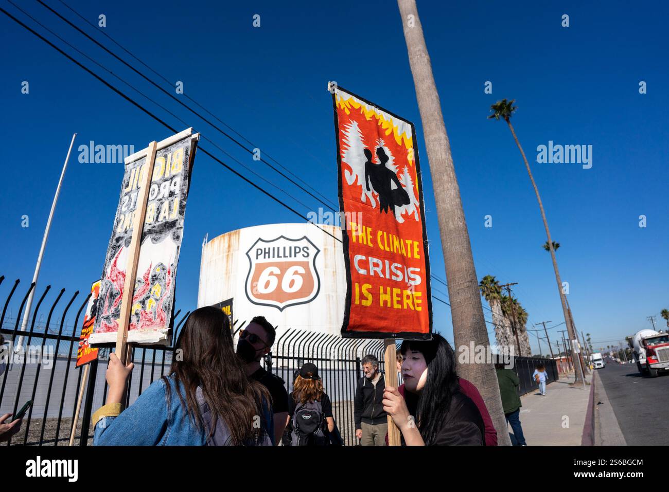 Los Angeles, USA. Januar 2025. Mitglieder des LA-Kapitels der Sunrise Movement, einer Klimarechtsgruppe, die sich gegen fossile Brennstoffe einsetzte, besetzten am 16. Januar 2025 die Büros der Cal OSHA Star Site der Phillips 66 Raffinerie in Los Angeles, Kalifornien. Aktivisten sagen, dass großes Öl einen katastrophalen Klimawandel verursacht, der die Risiken von Naturkatastrophen wie Bränden erhöht und dass sie zur Verantwortung gezogen werden sollten. (Foto: Jacob Lee Green/SIPA USA) Credit: SIPA USA/Alamy Live News Stockfoto