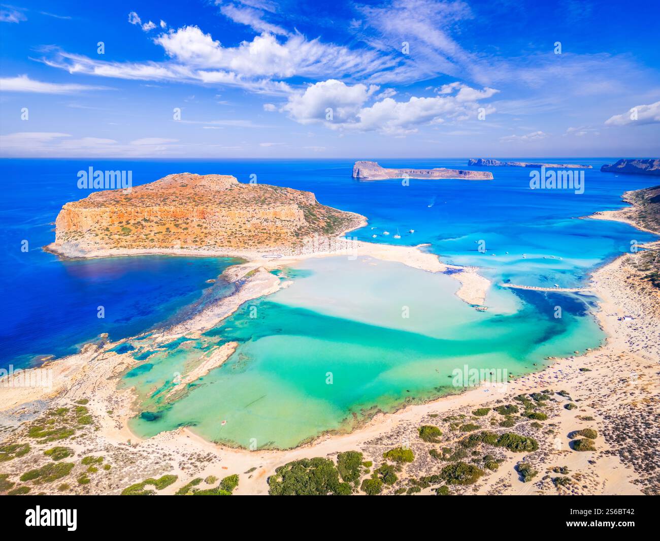 Kreta, Griechenland. Blick aus der Vogelperspektive auf den Strand der Lagune von Balos und die Insel Gramvousa, wunderschönes Sommerziel der Ägäis. Stockfoto