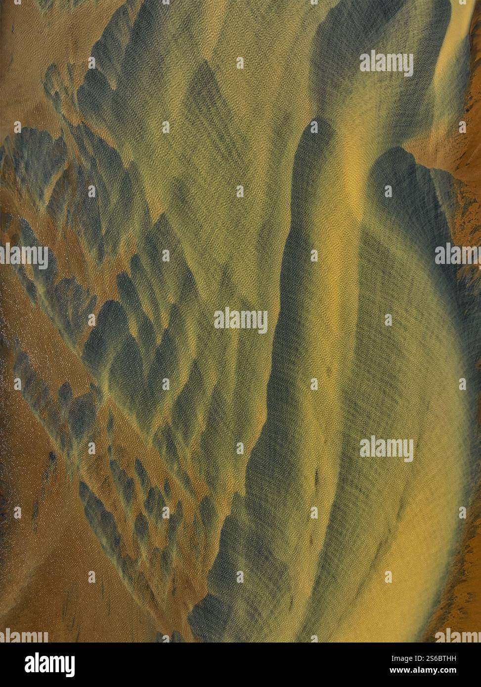 Aus der Vogelperspektive isländischer geflochtener Flüsse, die komplexe gelbe und blaue Muster schaffen, die abstrakten Kunstwerken auf der vulkanischen Landschaft ähneln. Stockfoto