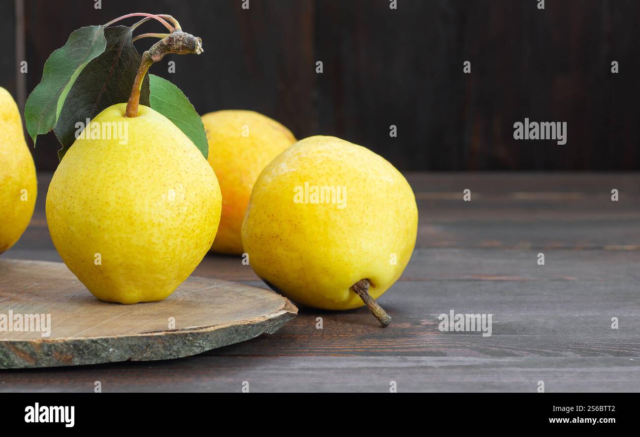 Frische reife gelbe williams Birnenfrüchte auf weißem hölzernem Hintergrund, gesundes Bio-Fruchtkonzept, Nahaufnahme, Kopierraum (Pyrus) Stockfoto