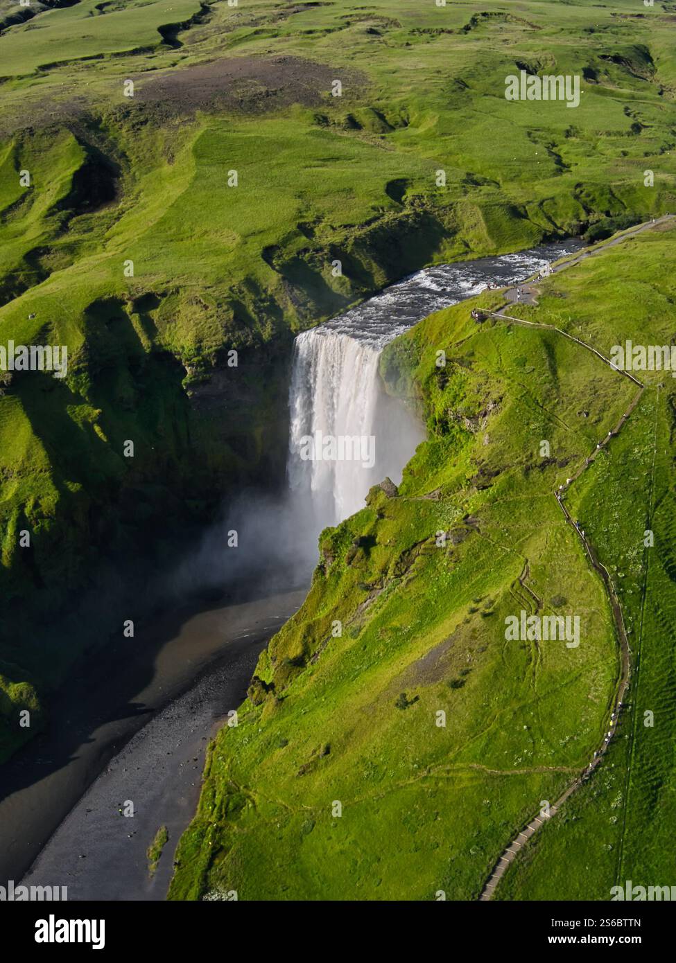 Aus der Vogelperspektive isländischer geflochtener Flüsse, die komplexe gelbe und blaue Muster schaffen, die abstrakten Kunstwerken auf der vulkanischen Landschaft ähneln Stockfoto