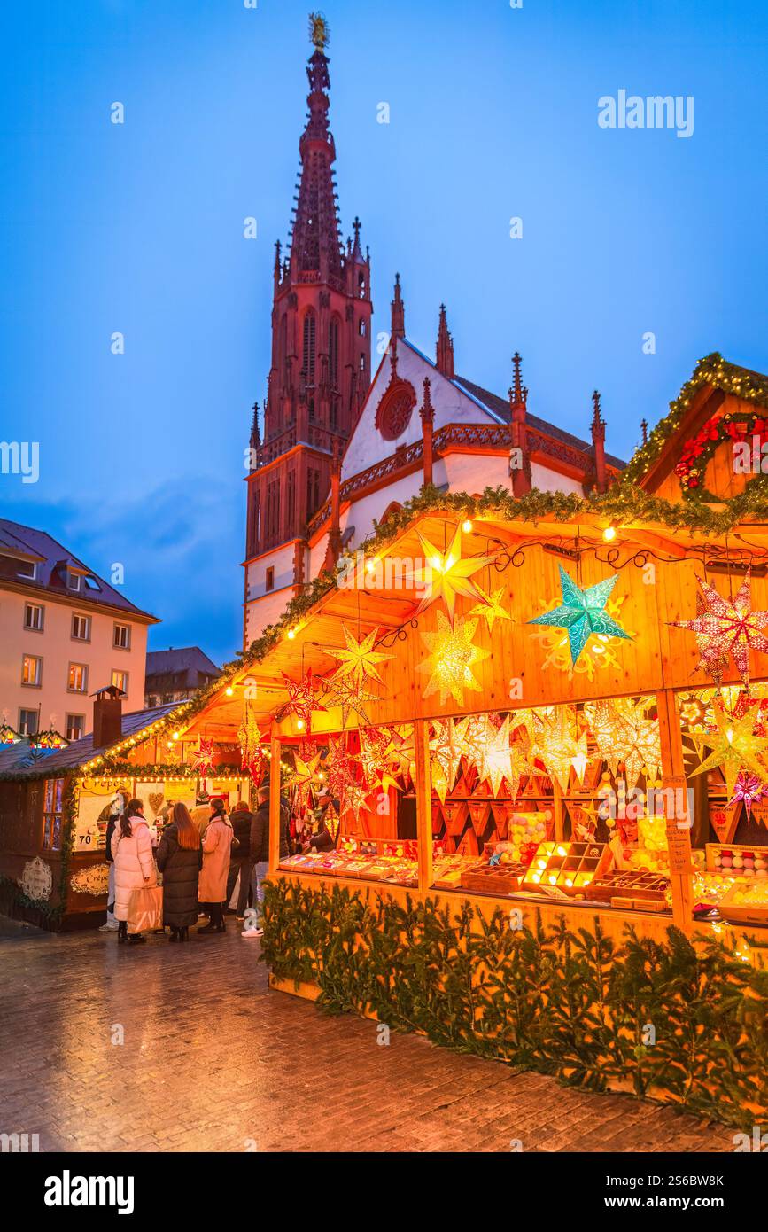Würzburg, Deutschland - 07. Dezember 2024: Weihnachtsmarkt mit festlichen Ständen, Weihnachtsbeleuchtung, handgefertigten Geschenken, Glühwein und fröhlicher Jahreszeit Stockfoto
