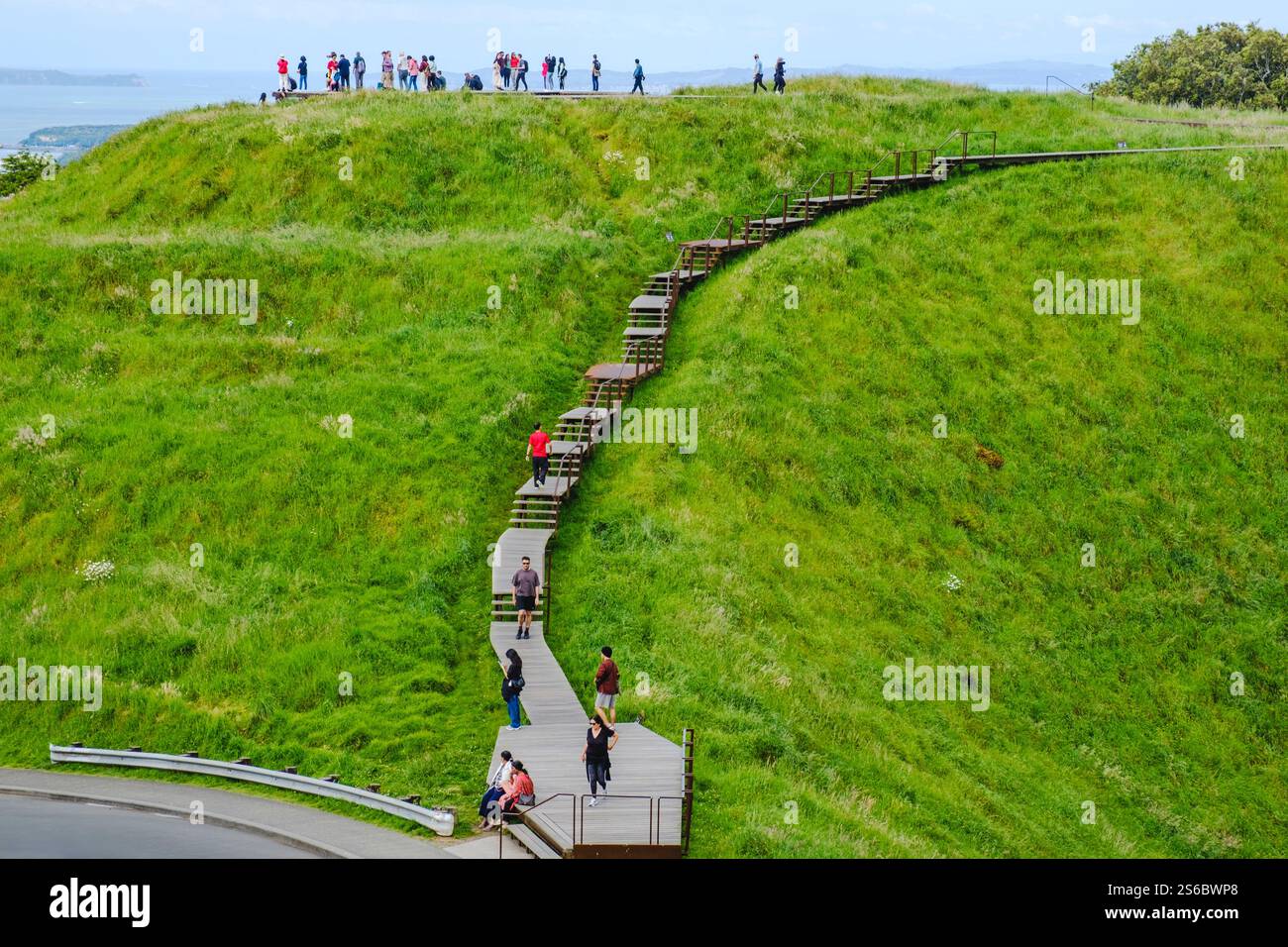 Gruppe von Touristen an der Promenade von Mount Eden, Central Auckland, Nordinsel, Neuseeland, Neuseeland Stockfoto