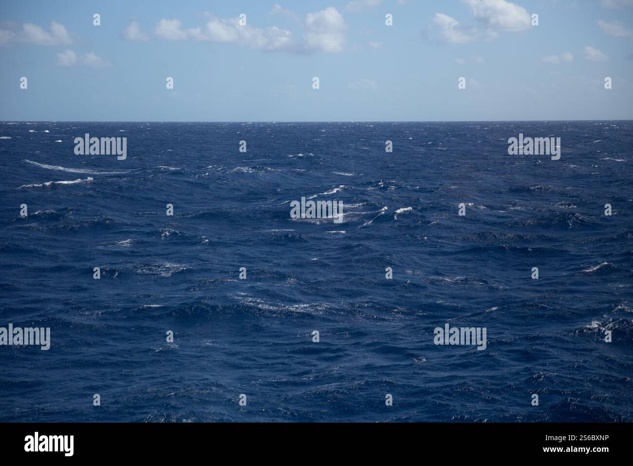 Blick auf das Meer mit abgehacktem Wasser Stockfoto