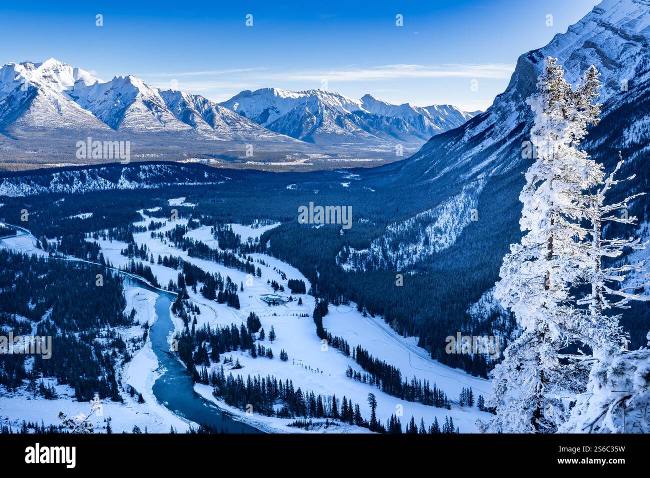 Blick auf den Banff National Park vom Tunnel Mountain Gipfel aus mit Blick auf Bow Valley und Mount Rundle im Winter in Kanada. Stockfoto