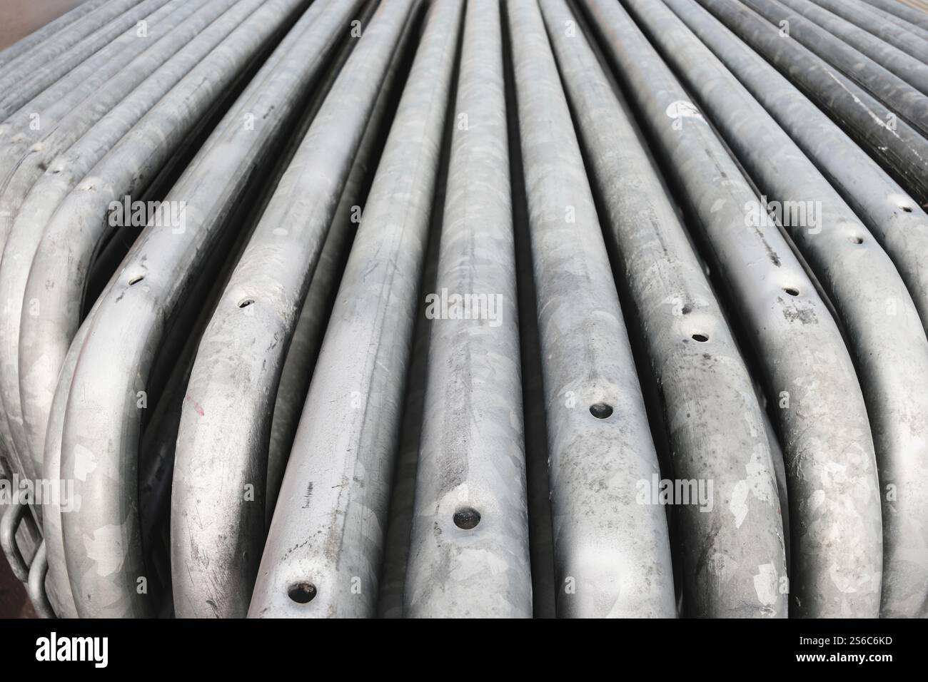 Große Gruppe provisorischer Metallzäune Stockfoto
