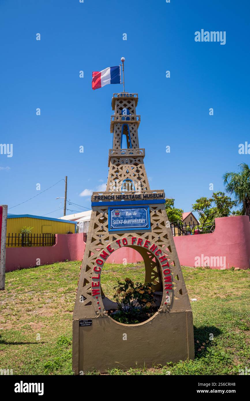 St. Croix, USVI USA - 29. März 2018: Willkommen in Frenchtown auf einem kleinen Eiffelturm in der Innenstadt von Charlotte Amalie. Stockfoto