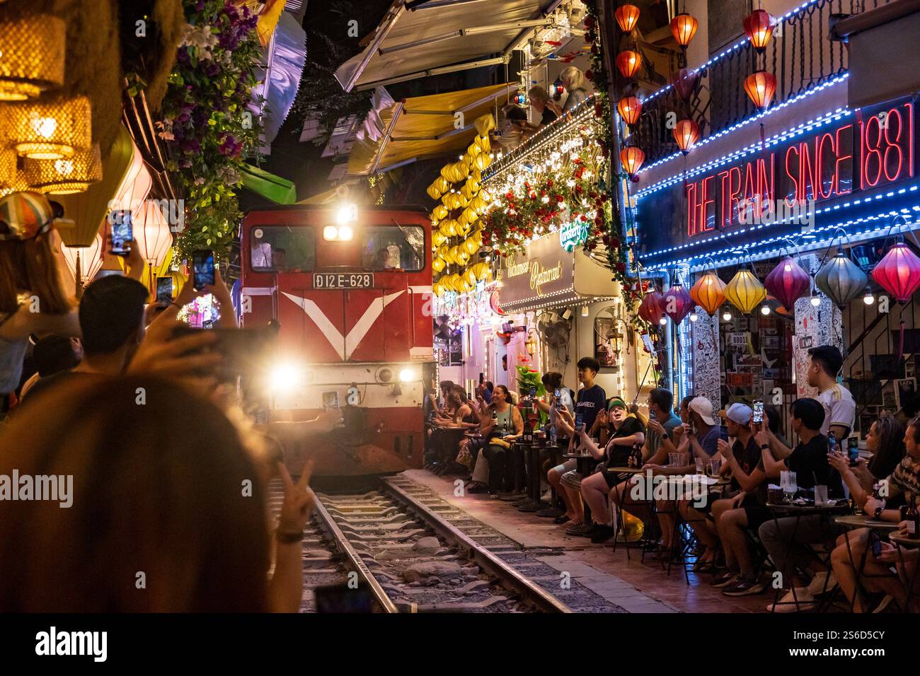 Der Zug fährt für Touristen in der Đường Phùng Hưng Eisenbahnstraße oder in der Bahnstraße, Altstadt, Hanoi, Vietnam, Freitag, November 2024. Stockfoto