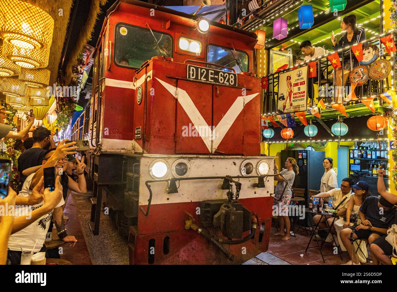 Der Zug fährt für Touristen in der Đường Phùng Hưng Eisenbahnstraße oder in der Bahnstraße, Altstadt, Hanoi, Vietnam, Freitag, November 2024. Stockfoto