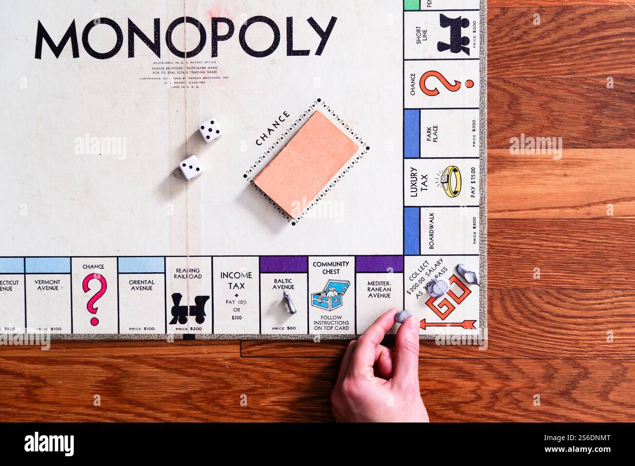 Wir spielen ein Vintage Monopoly Brettspiel Stockfoto