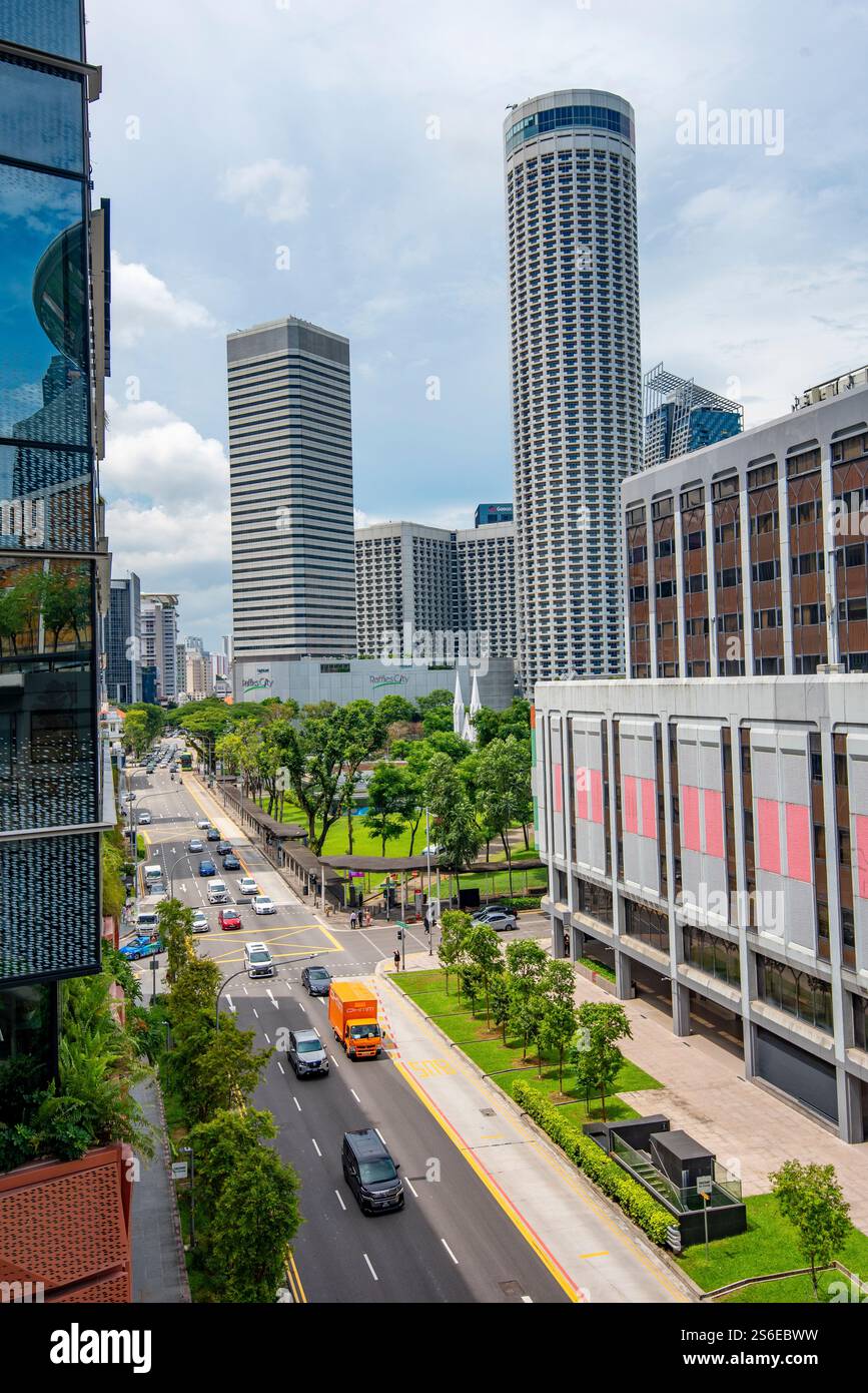 Blick nach Norden entlang der North Bridge Road im Zentrum von Singapur City, vorbei am neuen Obersten Gerichtshof in Richtung des zylindrischen Swissotel The Stamford Stockfoto