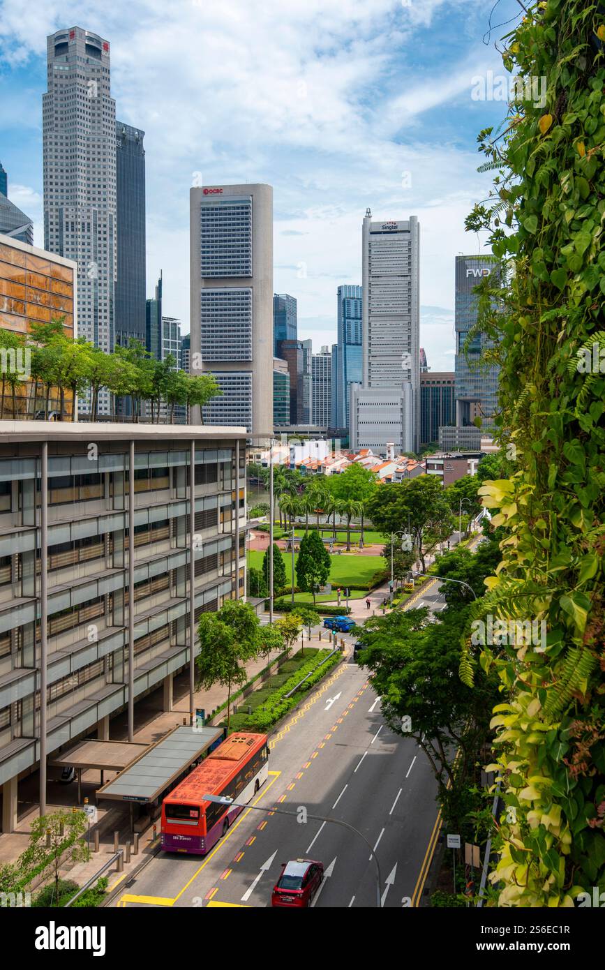 Blick nach Süden entlang der North Bridge Road im Zentrum von Singapur City, vorbei am neuen Obersten Gerichtshof in Richtung Finanzviertel Stockfoto