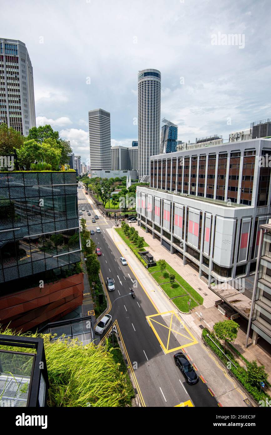 Blick nach Norden entlang der North Bridge Road im Zentrum von Singapur City, vorbei am neuen Obersten Gerichtshof in Richtung des zylindrischen Swissotel The Stamford Stockfoto