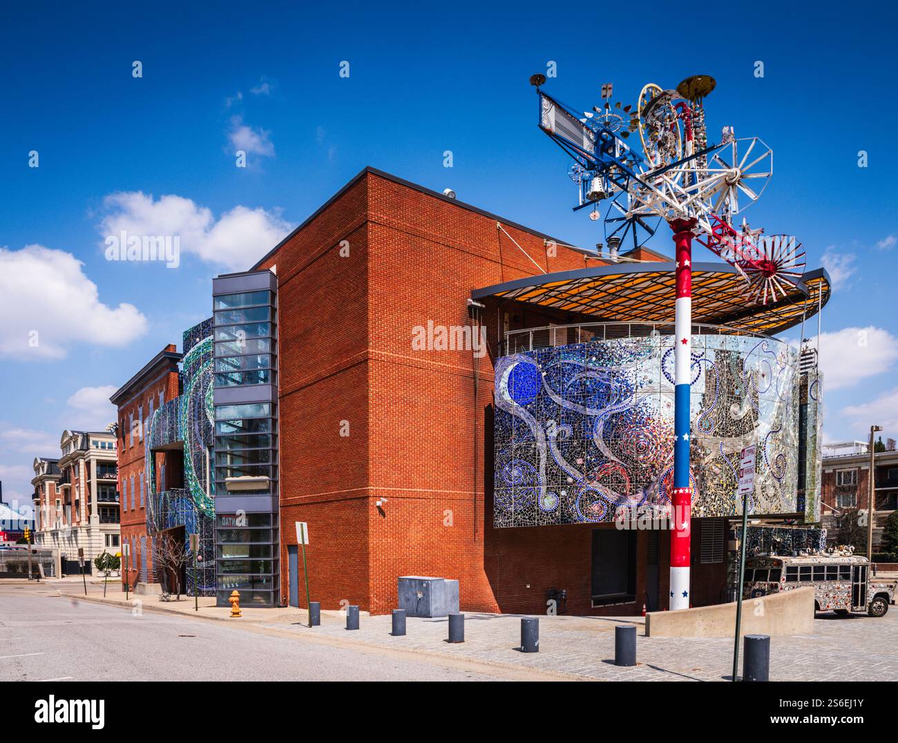 Baltimore, MD USA - 10. April 2018: Das American Visionary Art Museum im Federal Hill District ist auf Kunst von außen spezialisiert. Stockfoto