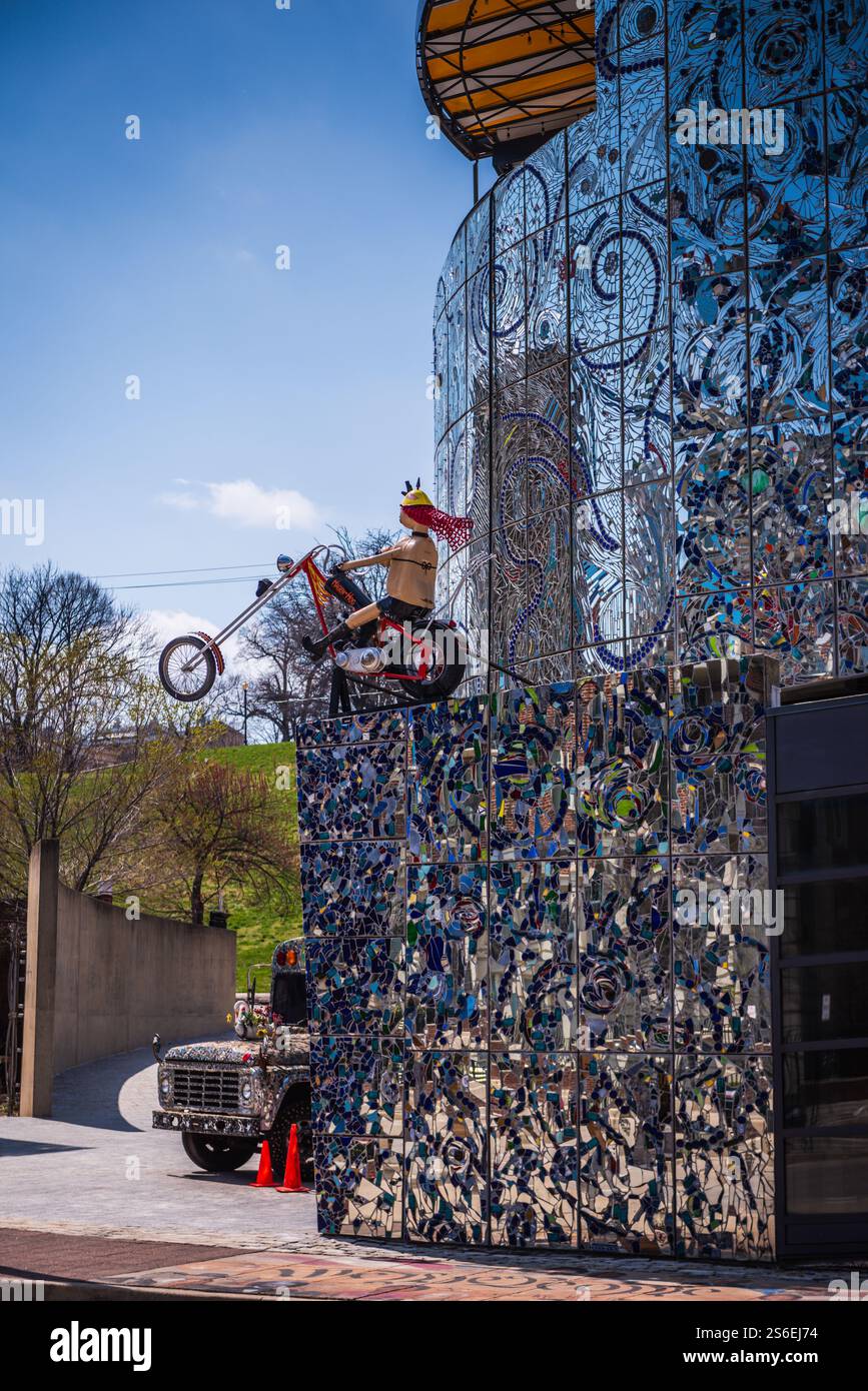 Baltimore, MD USA - 10. April 2018: Das American Visionary Art Museum im Federal Hill District ist auf Kunst von außen spezialisiert. Stockfoto