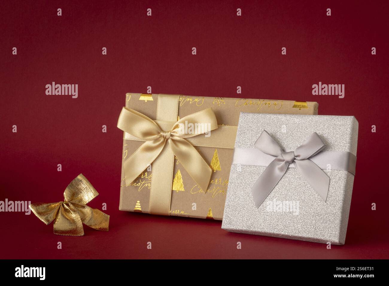 Weihnachtsdekoration mit zwei geschenkboxen auf rotem Hintergrund Stockfoto