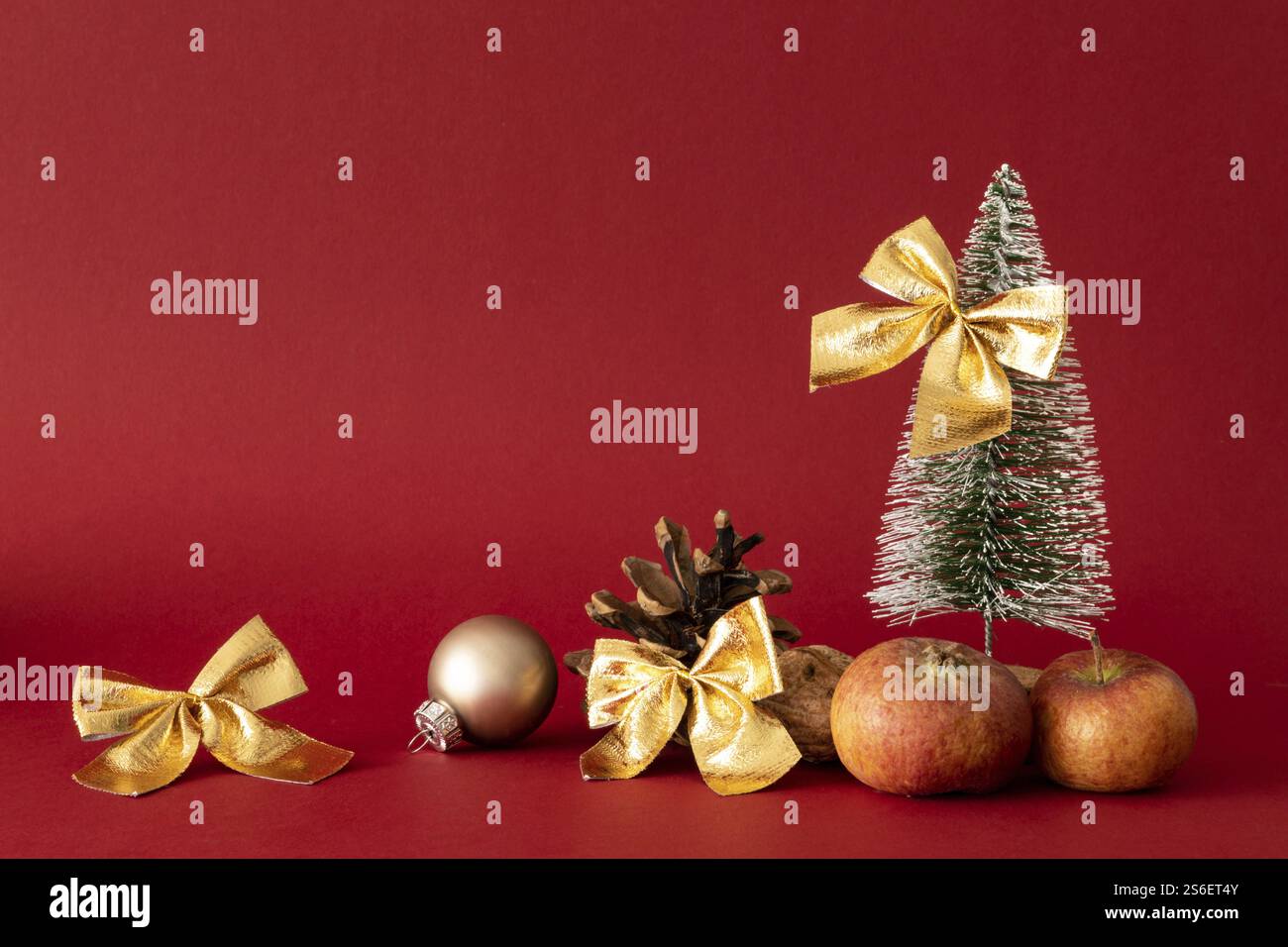 Weihnachtsdekoration mit einem Tannenbaum auf rotem Hintergrund Stockfoto