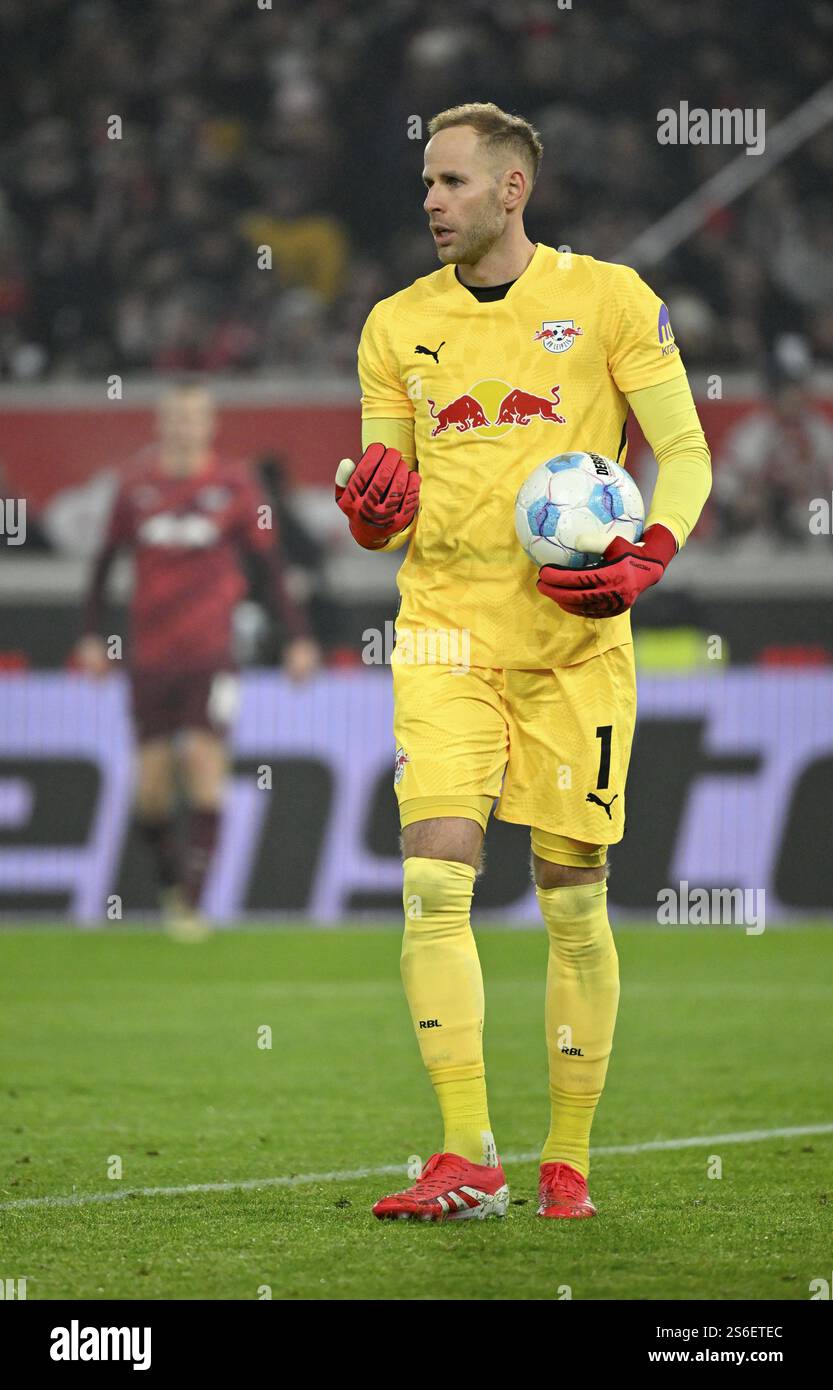 Torhüter Peter Gulacsi RasenBallsport Leipzig RBL (01) Geste mit Ball MHPArena, MHP Arena Stuttgart, Baden-Württemberg, Deutschland, Europa Stockfoto