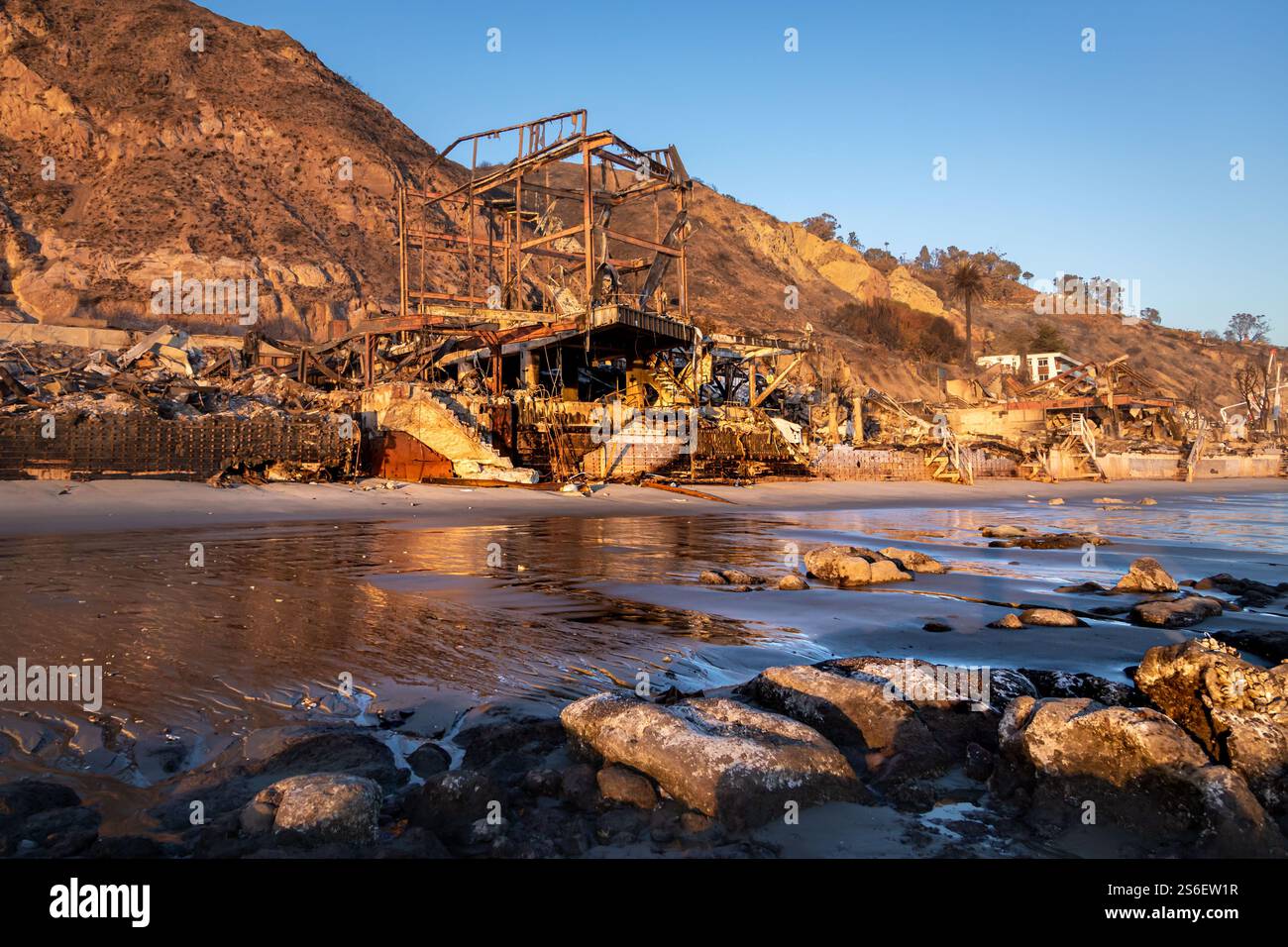 Los Angeles, Usa. Januar 2025. Ein zerstörtes Haus vom Malibu Beach aus während des Palisades-Feuers, da Waldbrände am 1. Bis 5. Januar 2025 in Los Angeles, Kalifornien, weiterhin Schäden und Verluste in der Region VON LA verursachen. Die Brände haben große Teile von Los Angeles verbrannt, während die Zahl der Zerstörungen steigt und ganze Viertel zu Asche reduziert werden. (Foto: Michael Nigro/Pacific Press) Credit: Pacific Press Media Production Corp./Alamy Live News Stockfoto