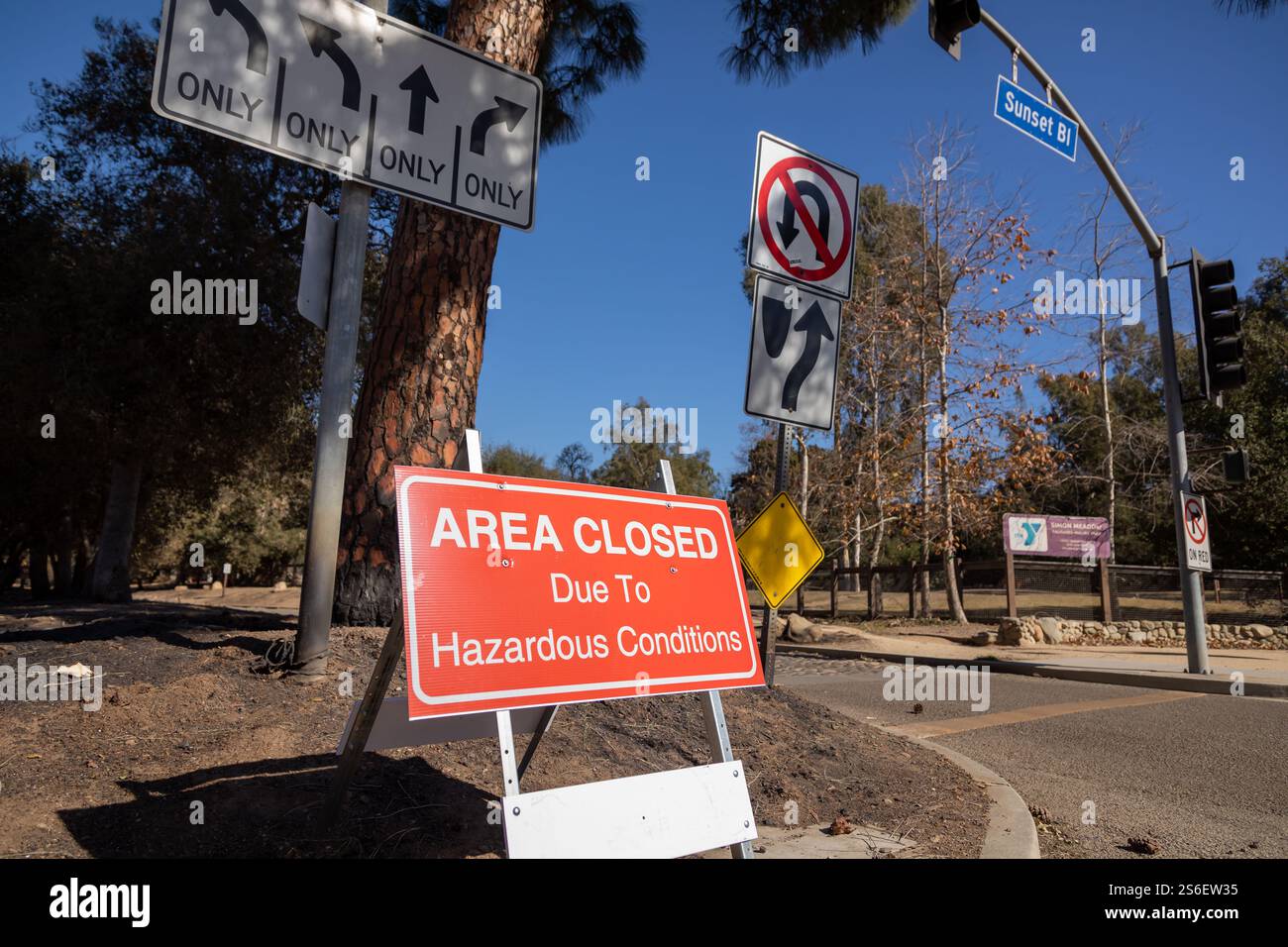 Los Angeles, Usa. Januar 2025. Ein Schild sperrt die Straße aufgrund gefährlicher Bedingungen während des Palisades-Feuers, da Waldbrände am 1. Bis 5. Januar 2025 in Los Angeles, Kalifornien, weiterhin Schäden und Verluste in der Region LA verursachen. Die Brände haben große Teile von Los Angeles verbrannt, während die Zahl der Zerstörungen steigt und ganze Viertel zu Asche reduziert werden. (Foto: Michael Nigro/Pacific Press) Credit: Pacific Press Media Production Corp./Alamy Live News Stockfoto