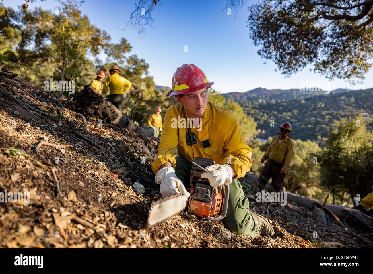 Los Angeles, Usa. Januar 2025. Ein Feuerwehrmann aus Idaho reinigt am 15. Januar 2025 eine Kettensäge im Topanga Valley in Los Angeles, Kalifornien. Mehrere Waldbrände, die von intensiven Santa Ana Winds angeheizt werden, brennen im Los Angeles County, wobei die Feuerwehrmannschaften einige Eindämmung erreichen. (Foto: Michael Nigro/Pacific Press) Credit: Pacific Press Media Production Corp./Alamy Live News Stockfoto