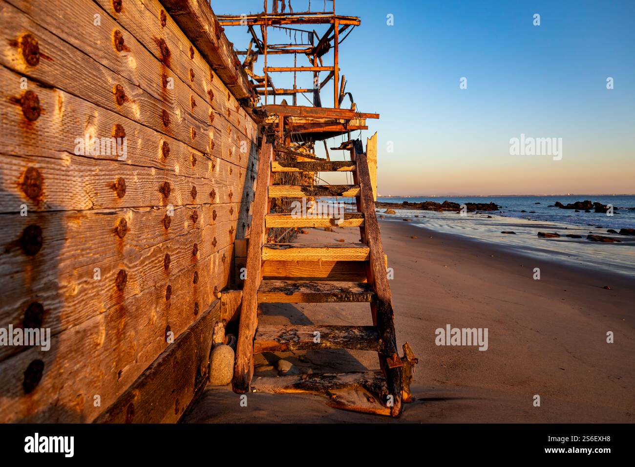 Los Angeles, Kalifornien, USA. Januar 2025. Eine verbrannte Treppe führt vom Malibu Beach zu einem Burnout-Haus während des Palisades-Feuers, da Waldbrände in Los Angeles am 1. Bis 5. Januar 2025 in Los Angeles, Kalifornien, weiterhin Schäden und Verluste verursachen. Die Brände haben große Teile von Los Angeles verbrannt, während die Zahl der Zerstörungen steigt und ganze Viertel zu Asche reduziert werden. (Kreditbild: © Michael Nigro/Pacific Press via ZUMA Press Wire) NUR REDAKTIONELLE VERWENDUNG! Nicht für kommerzielle ZWECKE! Stockfoto