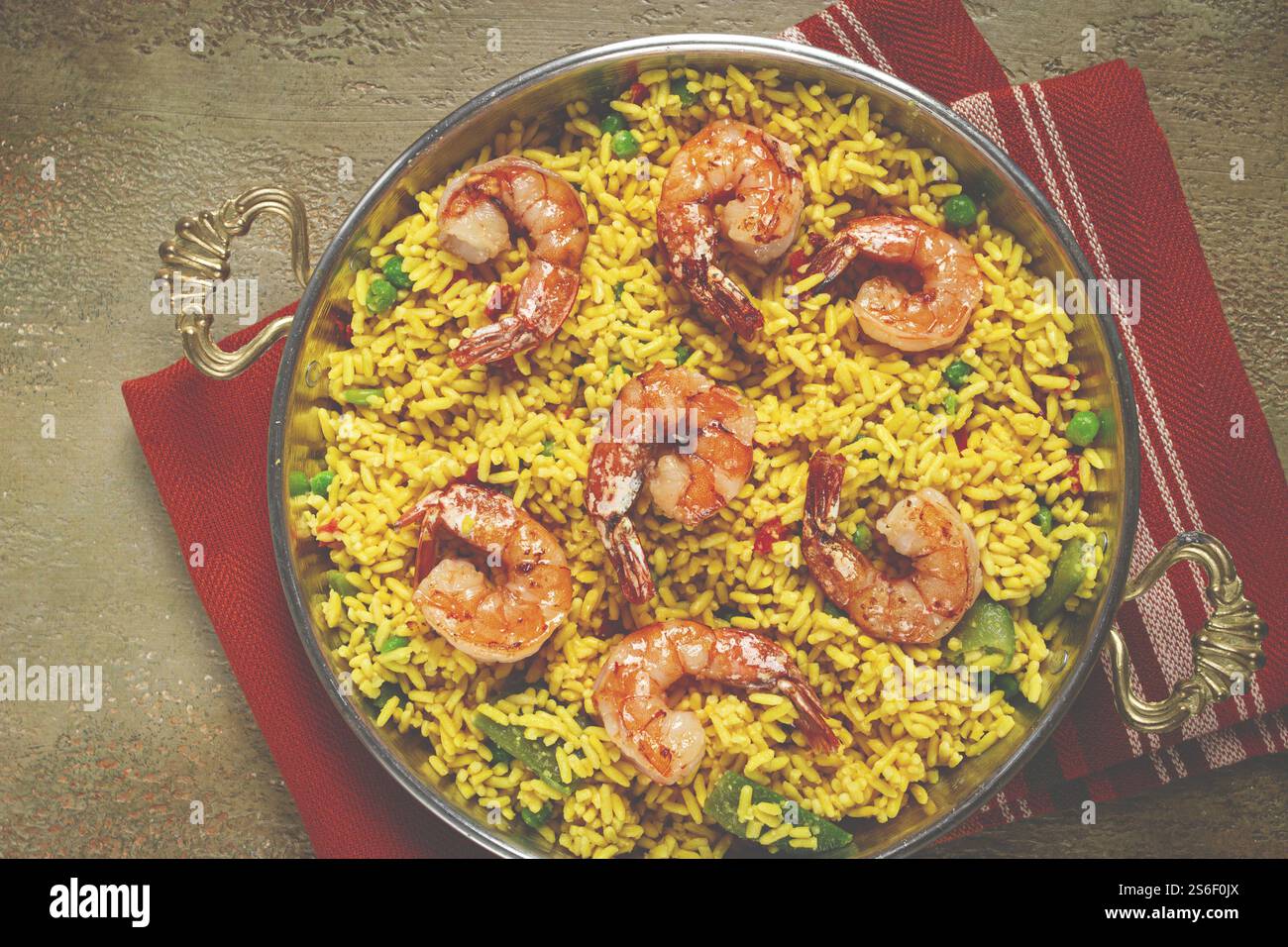 Reis mit Safran und Garnelen, in einer Pfanne, Paella mit Garnelen, Blick von oben, hausgemacht, keine Leute Stockfoto