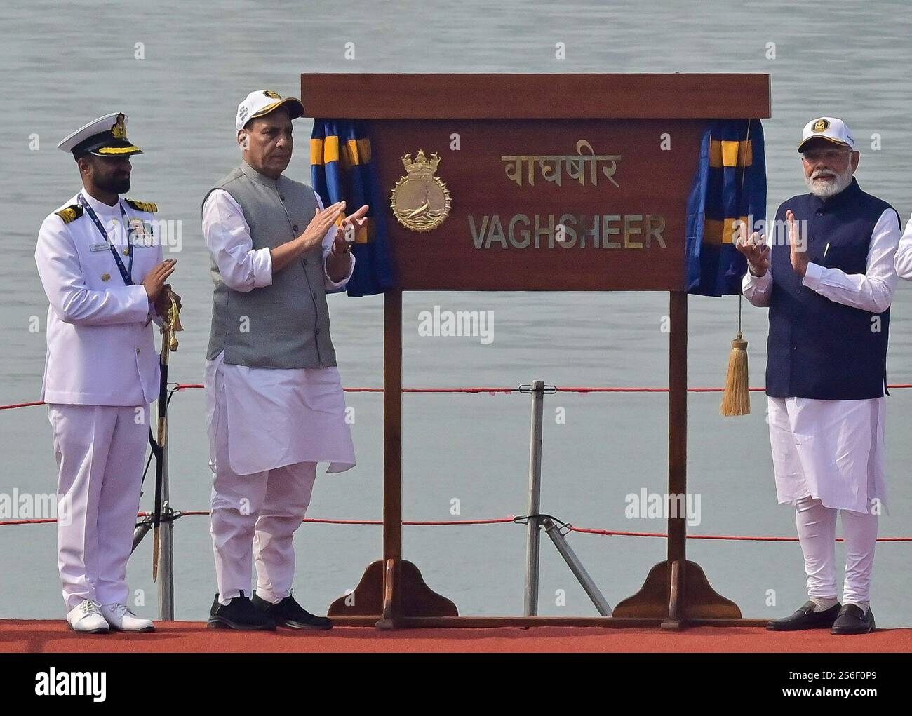 Mumbai, Indien. Januar 2025. MUMBAI, INDIEN - 15. JANUAR: Premierminister Narendra Modi und Verteidigungsminister Rajnath Singh bei der Inbetriebnahme von INS Vaghsheer in der indischen Marine am Marinestand am 15. Januar 2025 in Mumbai, Indien. (Foto: Anshuman Poyrekar/Hindustan Times/SIPA USA) Credit: SIPA US/Alamy Live News Stockfoto