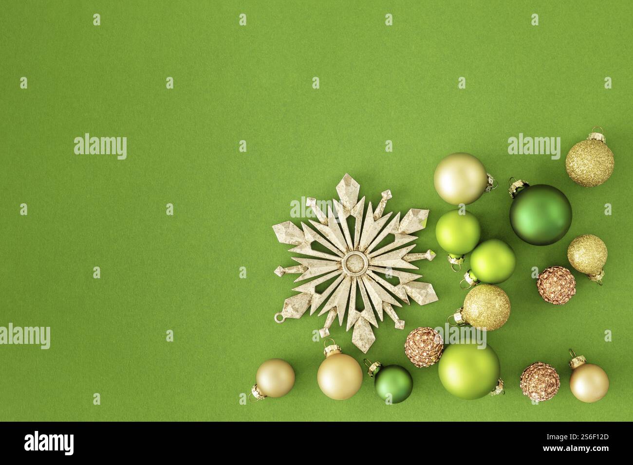 Eine Weihnachtsdekoration mit goldenen grünen Glaskugeln Hintergrund Stockfoto