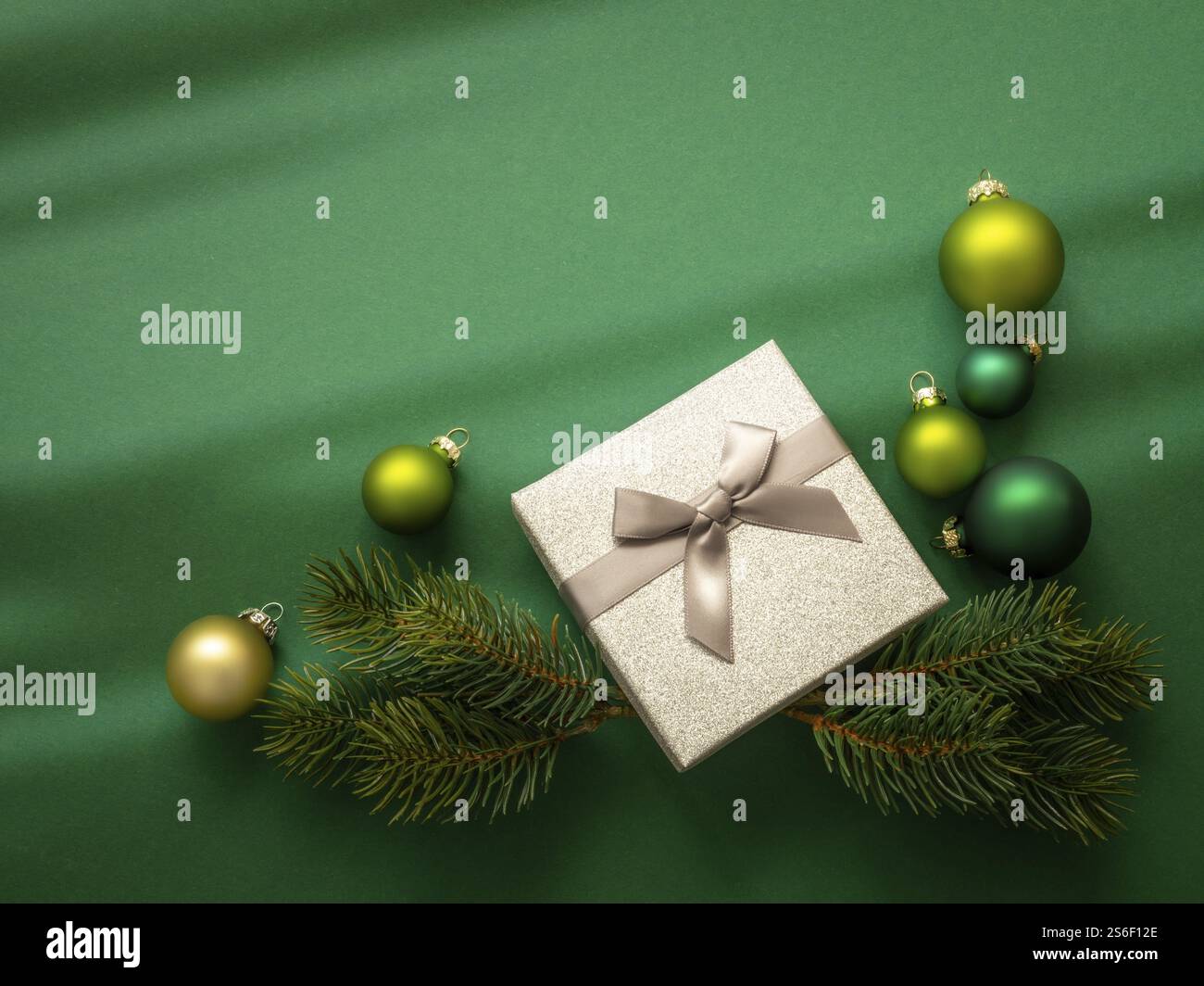 Eine Weihnachtsdekoration Hintergrund grün mit Geschenkbox Stockfoto