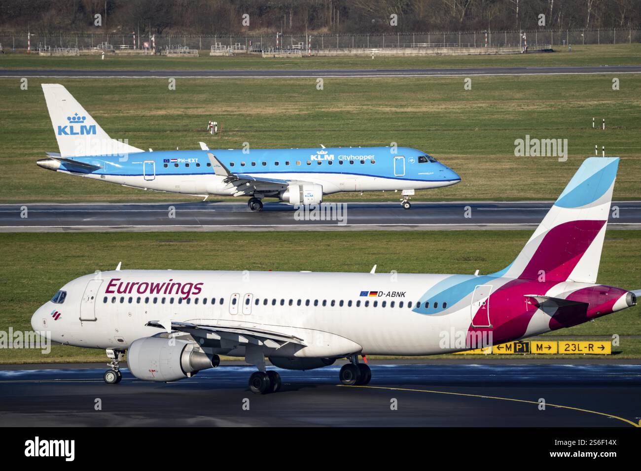 KLM Cityhopper Embraer E175STD, Eurowings Airbus A321 auf dem Rollweg, am Flughafen Düsseldorf, DUS, Nordrhein-Westfalen, Deutschland, Europa Stockfoto