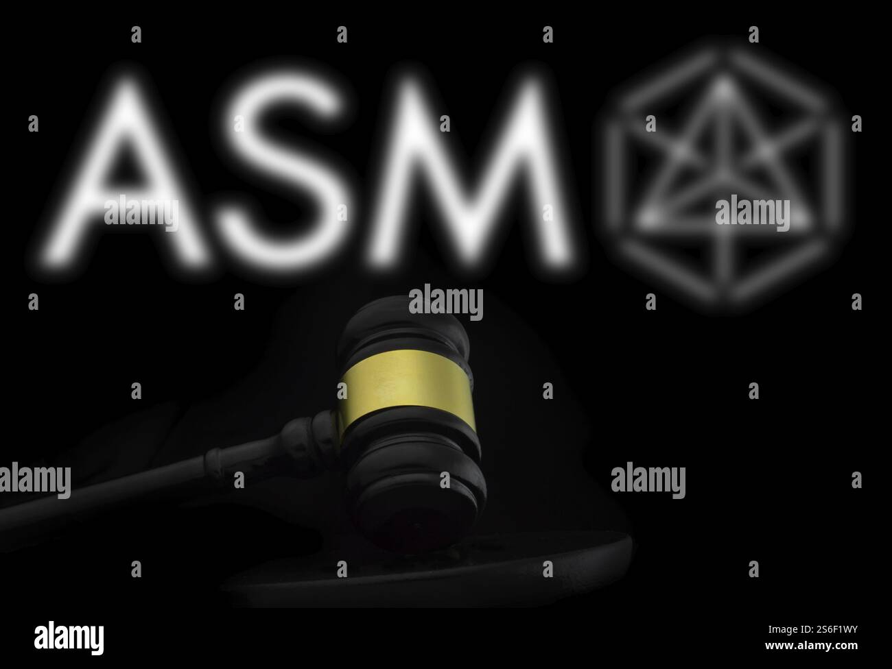 Feldhahn vor dem ASM-Logo. ASM International N.. V ist ein niederländischer multinationaler Konzern mit Hauptsitz in den Bereichen Design, Fertigung, Vertrieb und Service Stockfoto