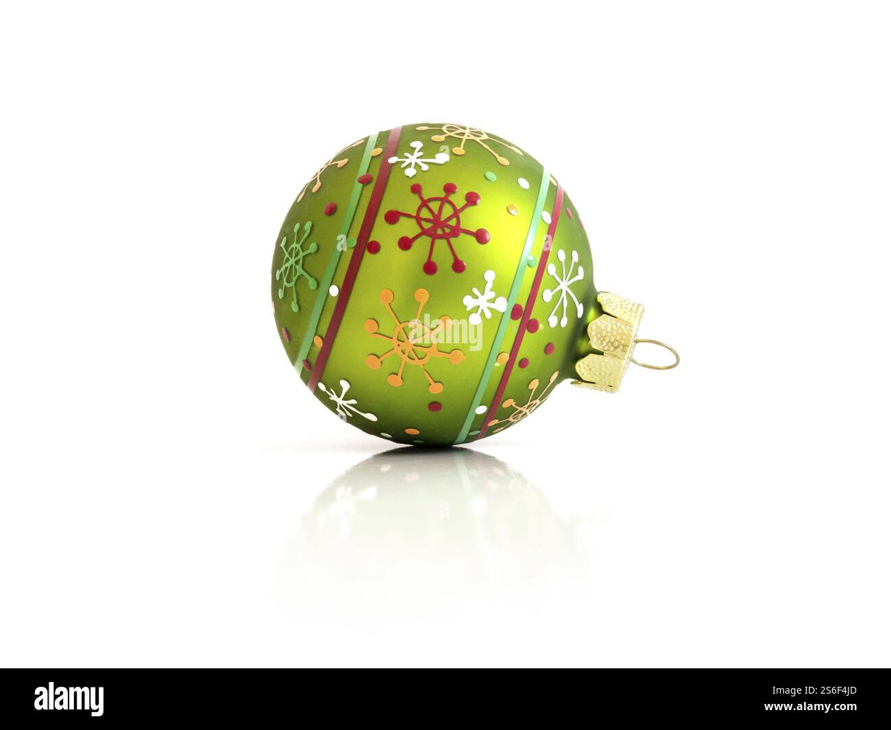 Ein Bild von einem grünen Weihnachten Glaskugel auf weißem Hintergrund Stockfoto