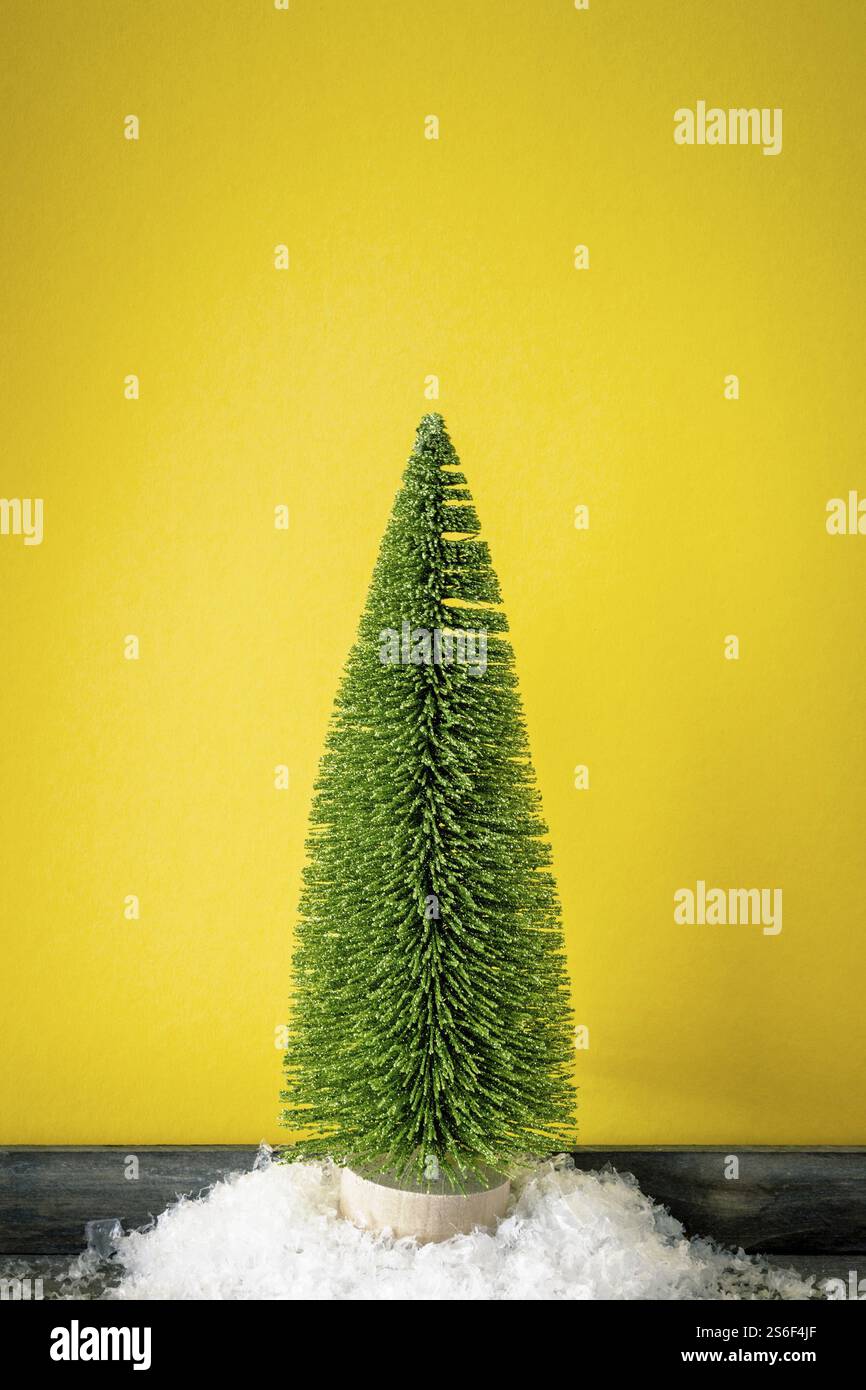 Weihnachtsdekoration ein Tannen vor einem gelben Hintergrund Stockfoto