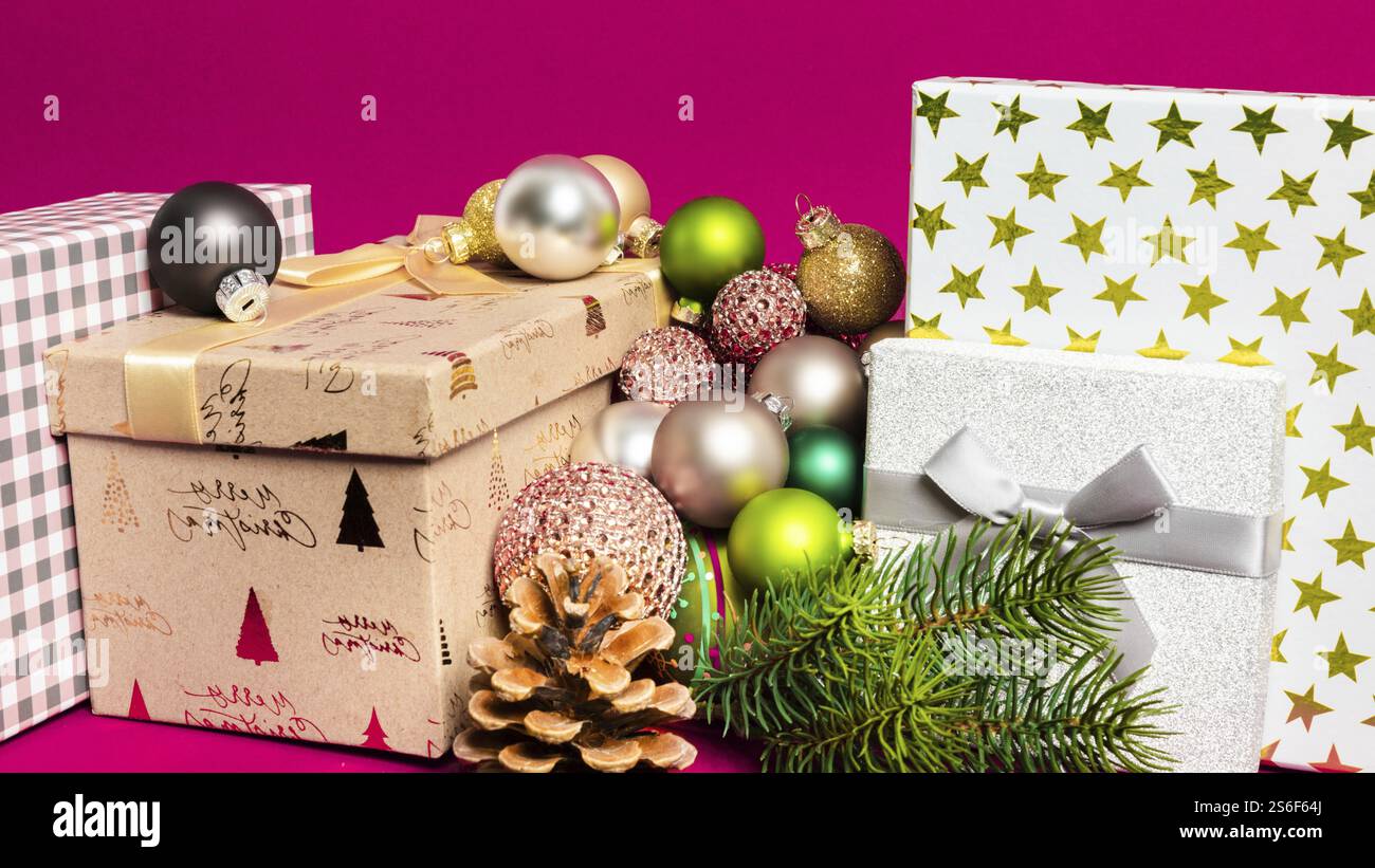 Eine Weihnachtsdekoration Geschenkbox mit rosafarbenem Hintergrund Stockfoto