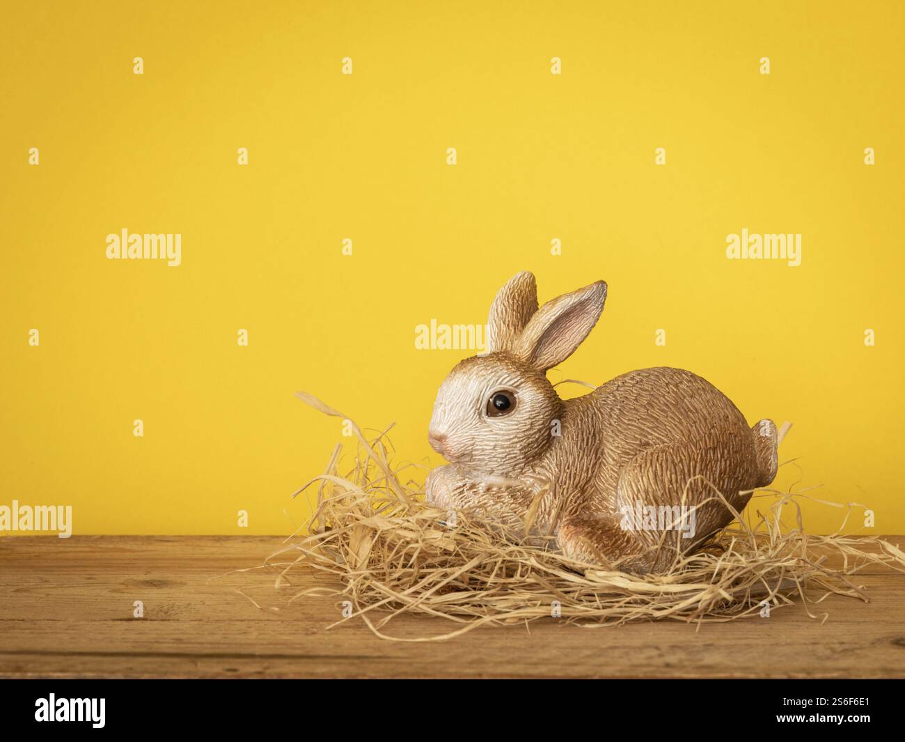 Eine süße osterhasenfigur mit gelbem Hintergrund Stockfoto
