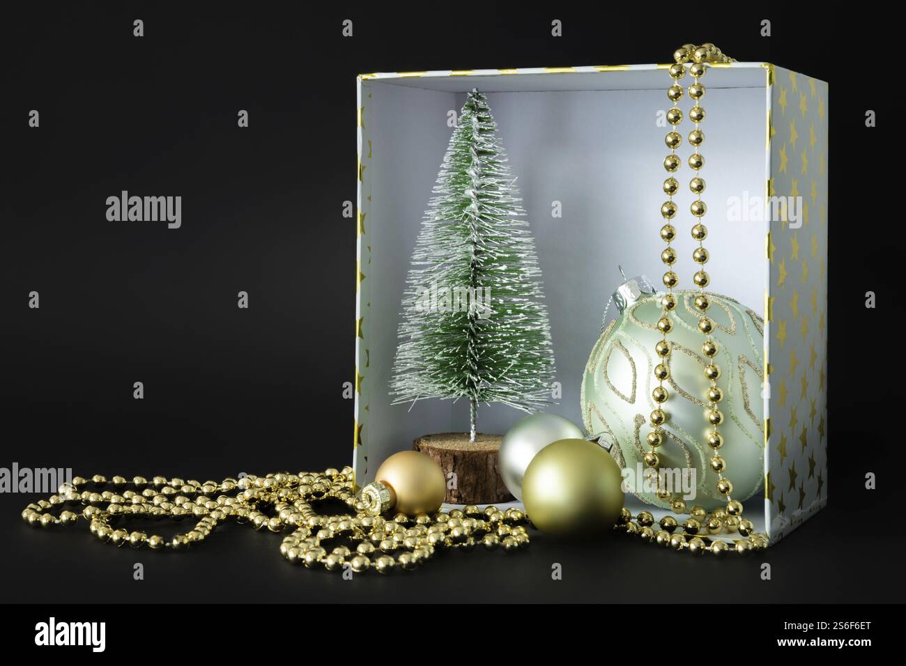 Eine Weihnachtsdekoration Geschenkbox auf schwarzem Hintergrund Stockfoto