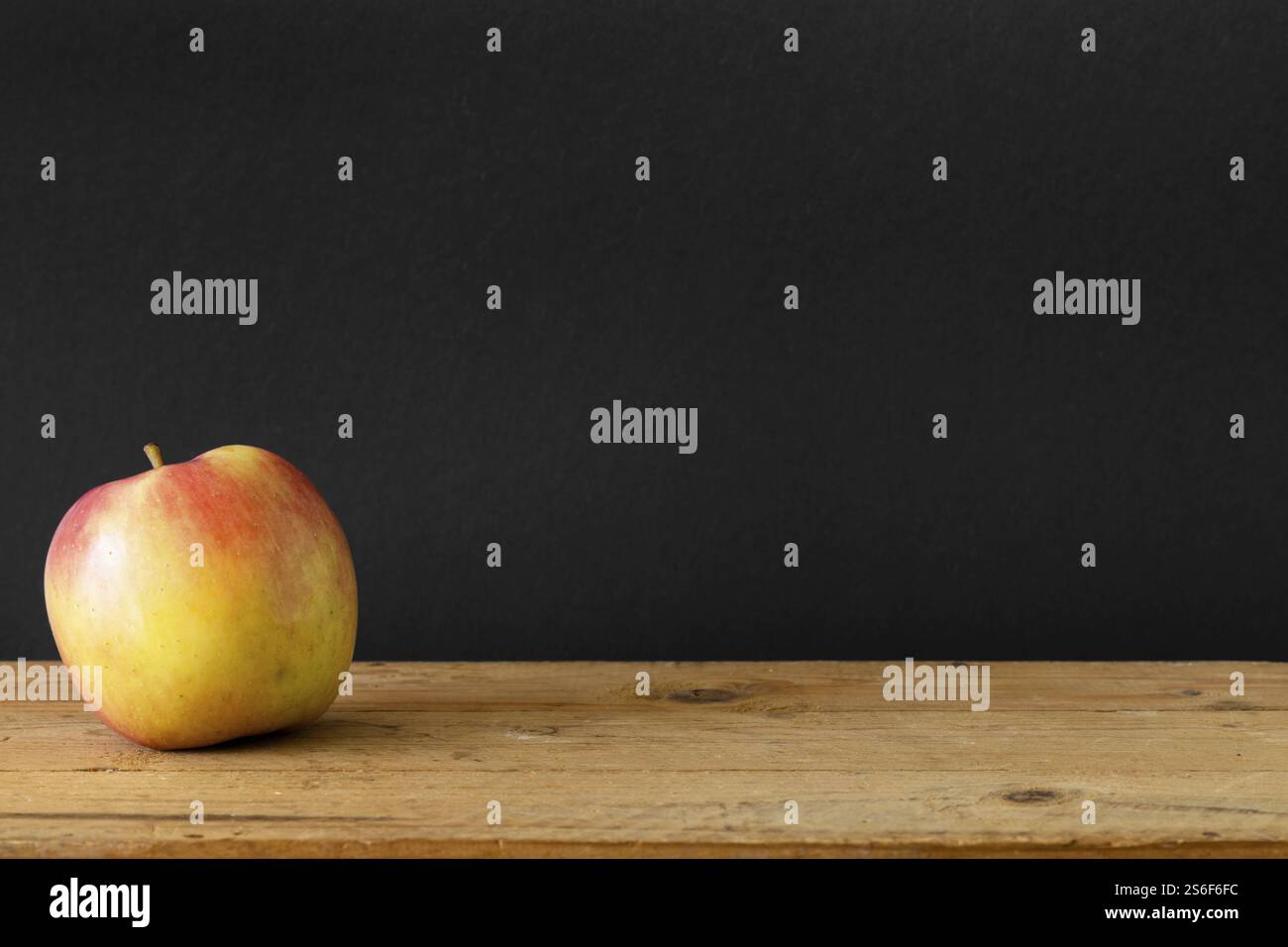 Ein Bild von einem Holztisch mit schwarzem Hintergrund Stockfoto