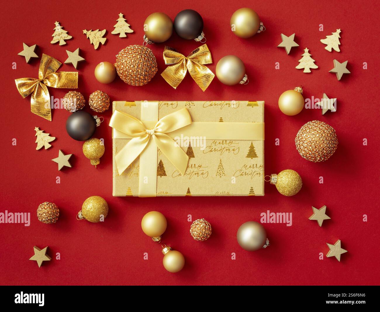 Ein Bild von Weihnachten Dekoration auf rotem Hintergrund Stockfoto