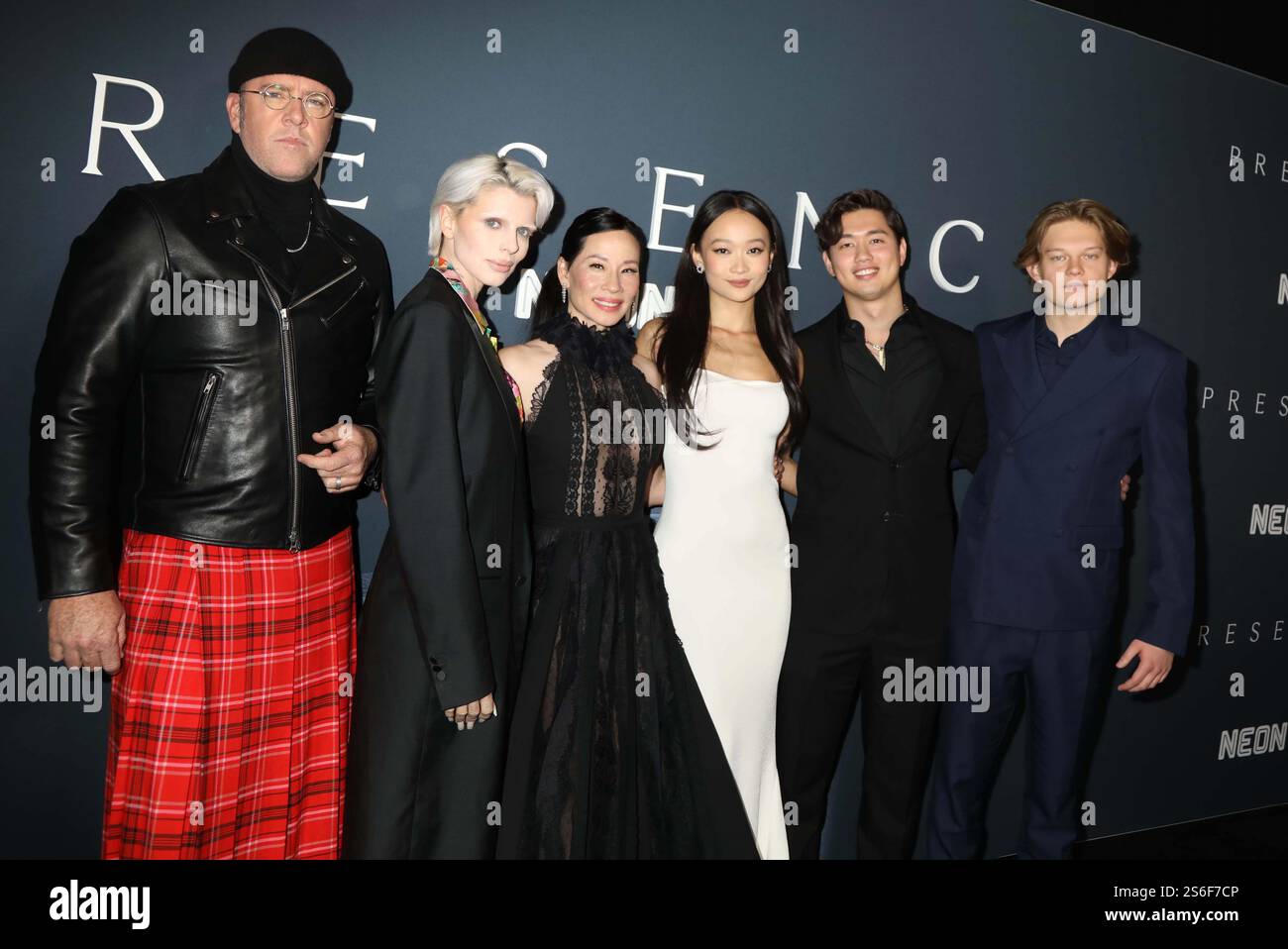16. Januar 2025, New York, New York, USA: Schauspieler CHRIS SULLIVAN, JULIA FOX, LUCY LIU, CALLINA LIANG, EDDY MADAY, und WEST MULHOLLAND bei der New Yorker Premiere der Präsenz im AMC Theater. (Kreditbild: © Nancy Kaszerman/ZUMA Press Wire) NUR REDAKTIONELLE VERWENDUNG! Nicht für kommerzielle ZWECKE! Stockfoto