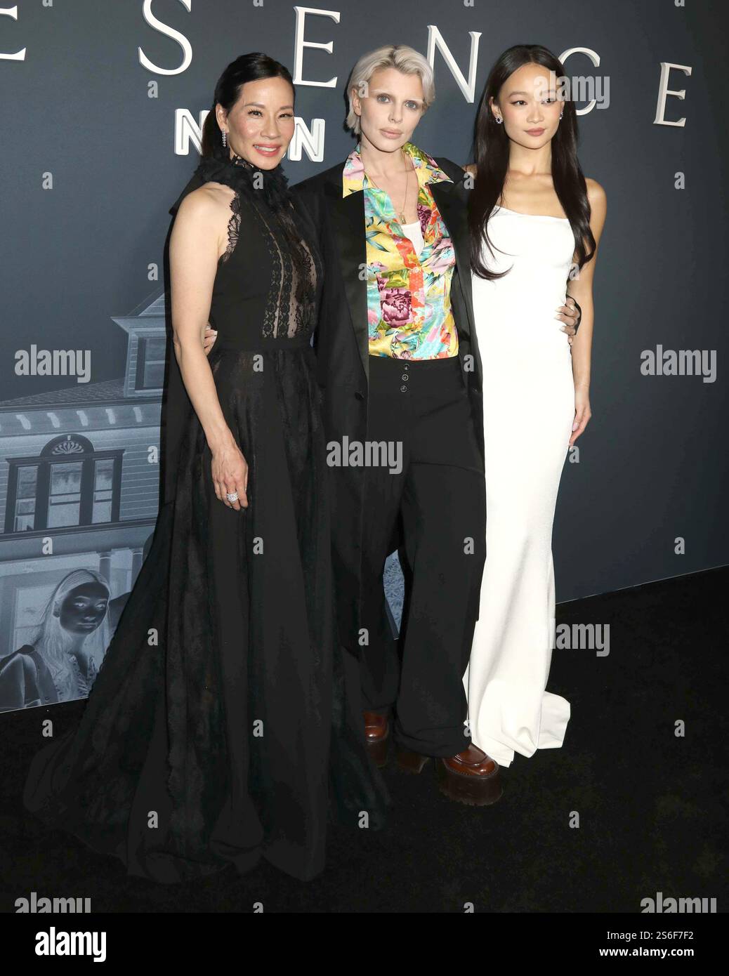 16. Januar 2025, New York, New York, USA: Die Schauspieler JULIA FOX, LUCY LIU und CALLINA LIANG wurden bei der New Yorker Premiere der Präsenz im AMC Theater gesehen. (Kreditbild: © Nancy Kaszerman/ZUMA Press Wire) NUR REDAKTIONELLE VERWENDUNG! Nicht für kommerzielle ZWECKE! Stockfoto