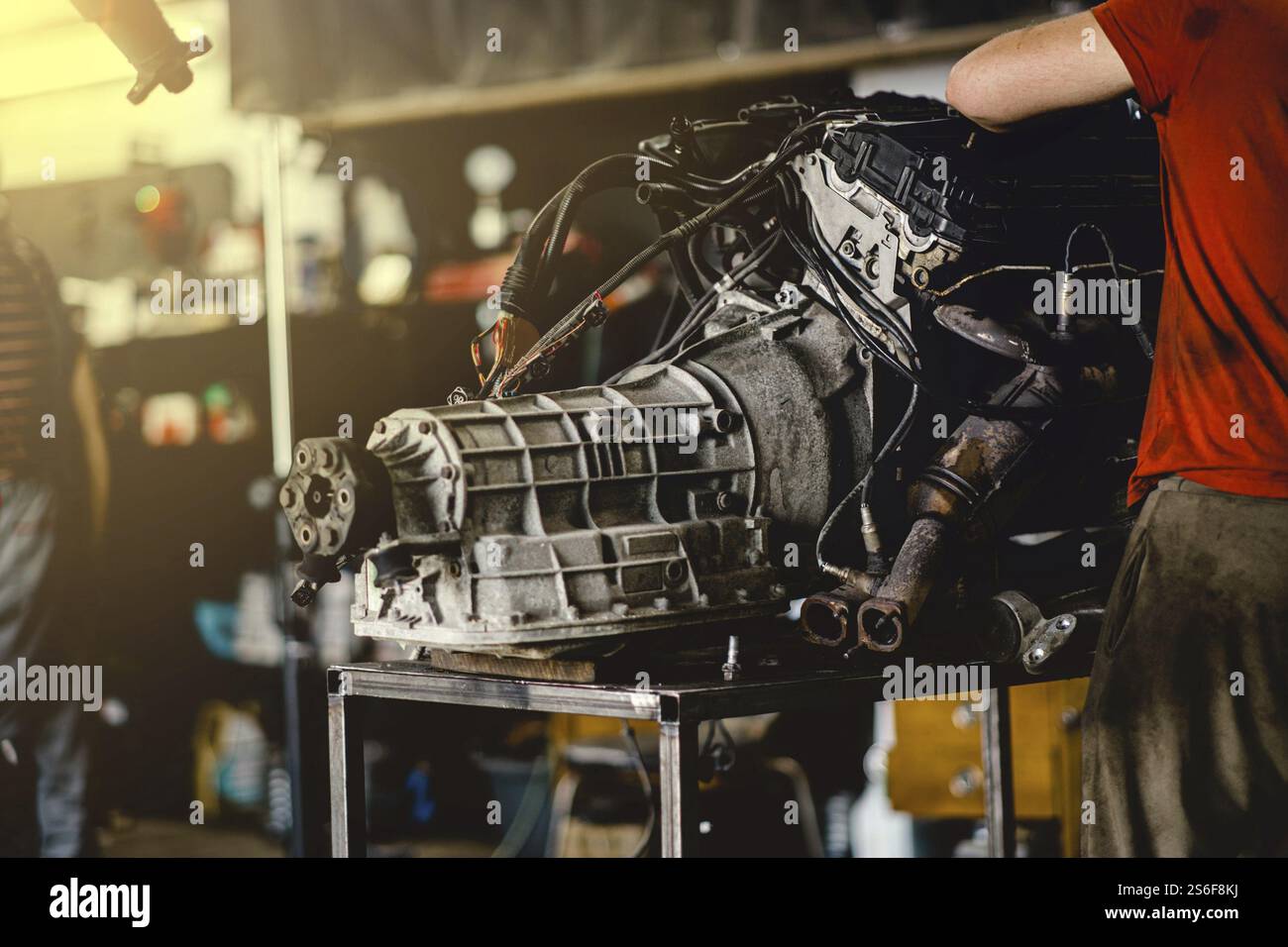 Reparatur eines Automotors in einem Kfz-Service-Center Stockfoto